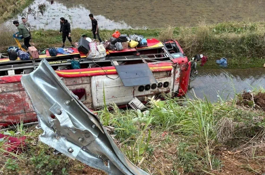 Vụ lật xe kh&aacute;ch khiến 11 người bị thương: T&agrave;i xế buồn ngủ - Ảnh 1.