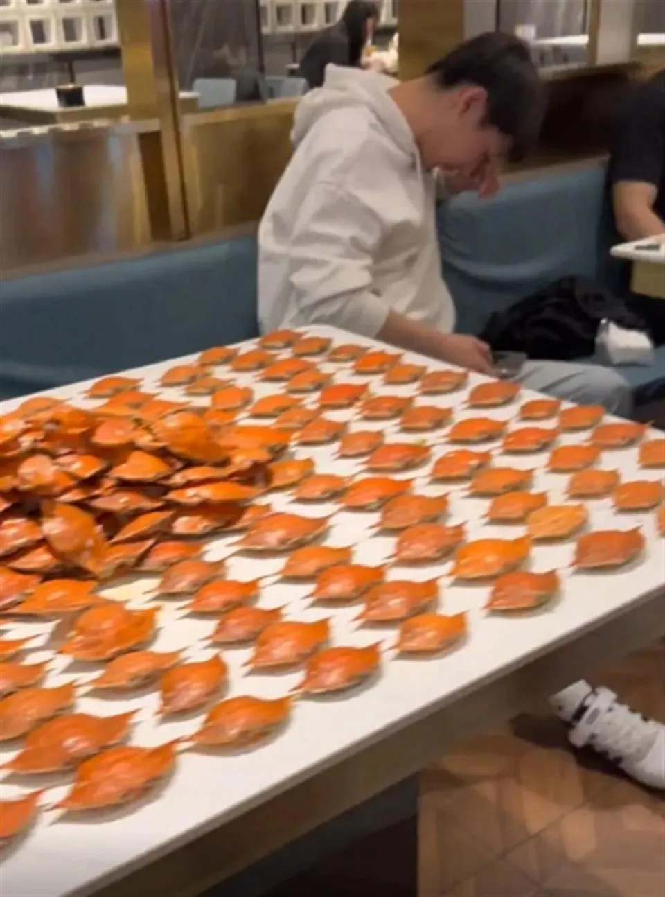 Ph&aacute;t hiện nh&oacute;m kh&aacute;ch 7 người đi ăn buffet cao cấp hết 300 con cua v&agrave; c&aacute; hồi, 50 hộp sầu ri&ecirc;ng, 80 b&aacute;t ch&egrave;: "C&ograve;n chưa no lắm" - Ảnh 1.