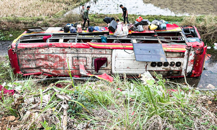 Lật xe kh&aacute;ch ở Sơn La l&agrave;m 11 người bị thương nghi&ecirc;m trọng tr&ecirc;n Quốc lộ 37 - Ảnh 1.