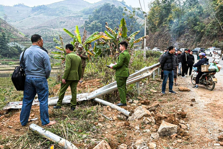 Lật xe kh&aacute;ch tại Sơn La: 11 Người bị thương v&igrave; t&agrave;i xế buồn ngủ - Ảnh 2.