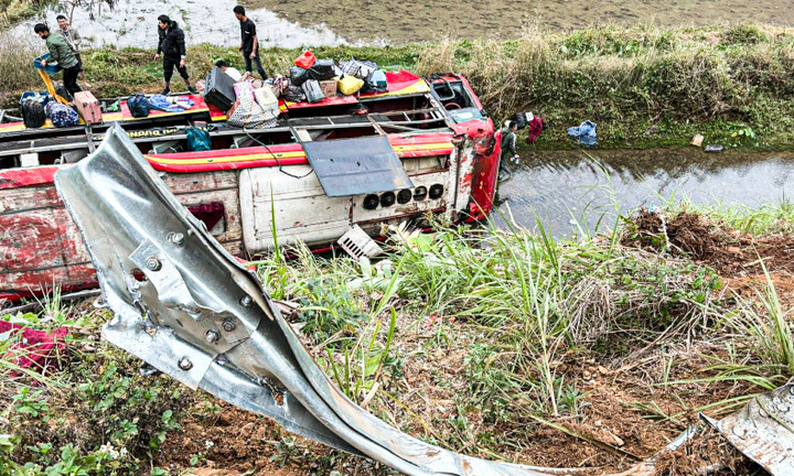 Lật xe kh&aacute;ch tại Sơn La: 11 Người bị thương v&igrave; t&agrave;i xế buồn ngủ - Ảnh 1.