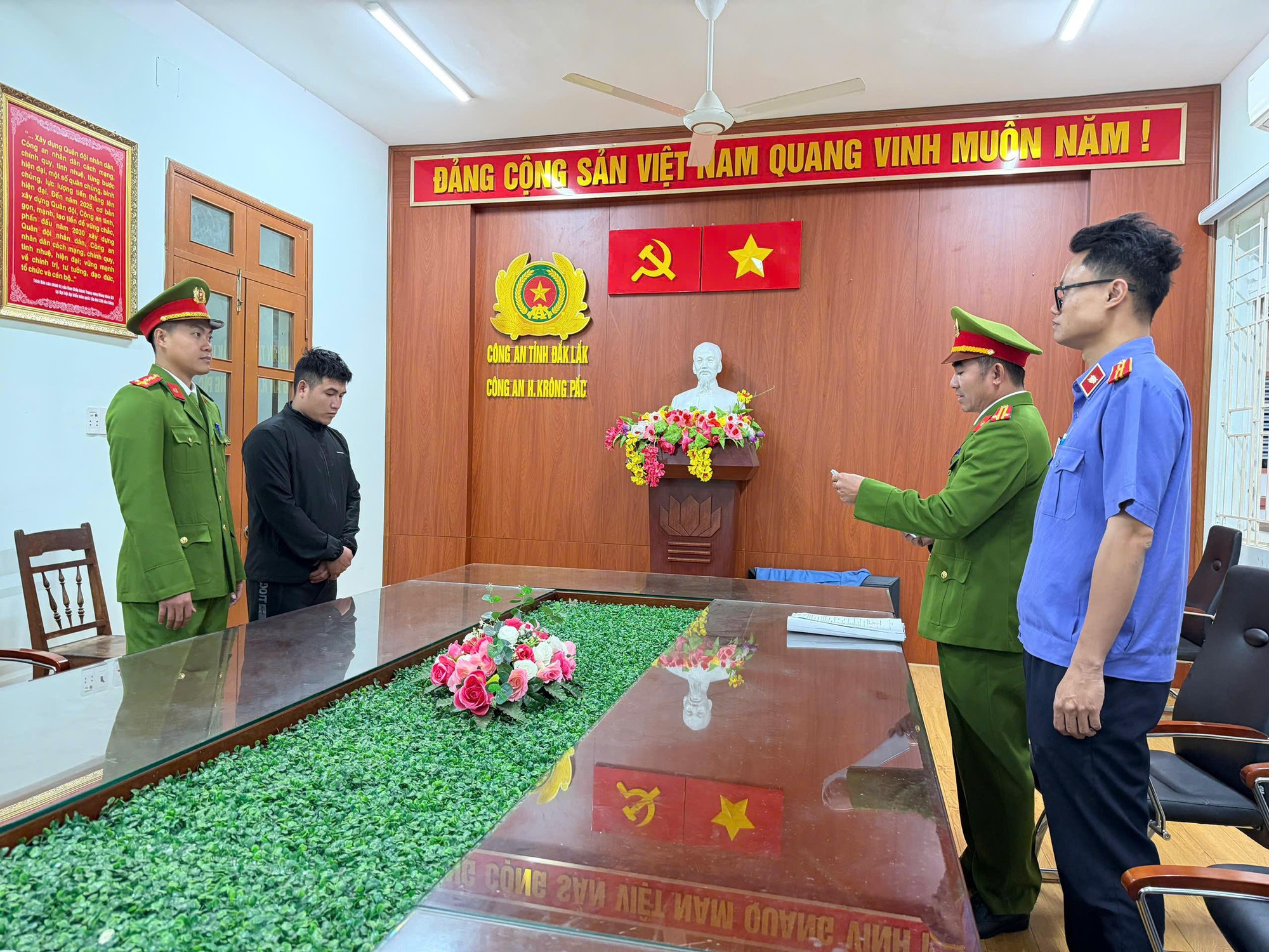 Bắt tạm giam "Tý hai lầu" tấn công tài xế taxi khi đang lái xe - Ảnh 1.