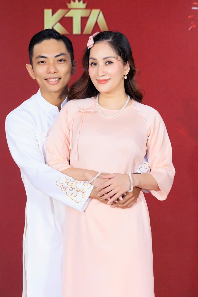 Nam nghệ sĩ cưới nữ viện trưởng hơn 12 tuổi, vợ rất ghen nên ngại phái nữ, chiều vợ hết mực- Ảnh 5.