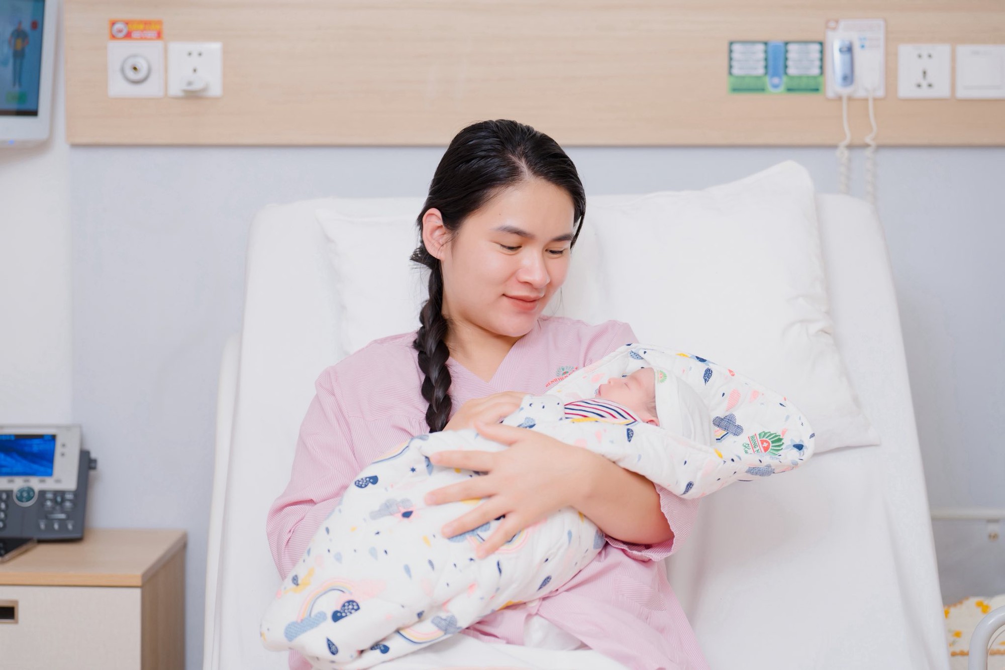 Tuyển thủ Việt Nam mở m&agrave;n 2026 mỹ m&atilde;n: X&acirc;y biệt thự mấy chục tỷ, đ&oacute;n con g&aacute;i cưng ch&agrave;o đời- Ảnh 3.