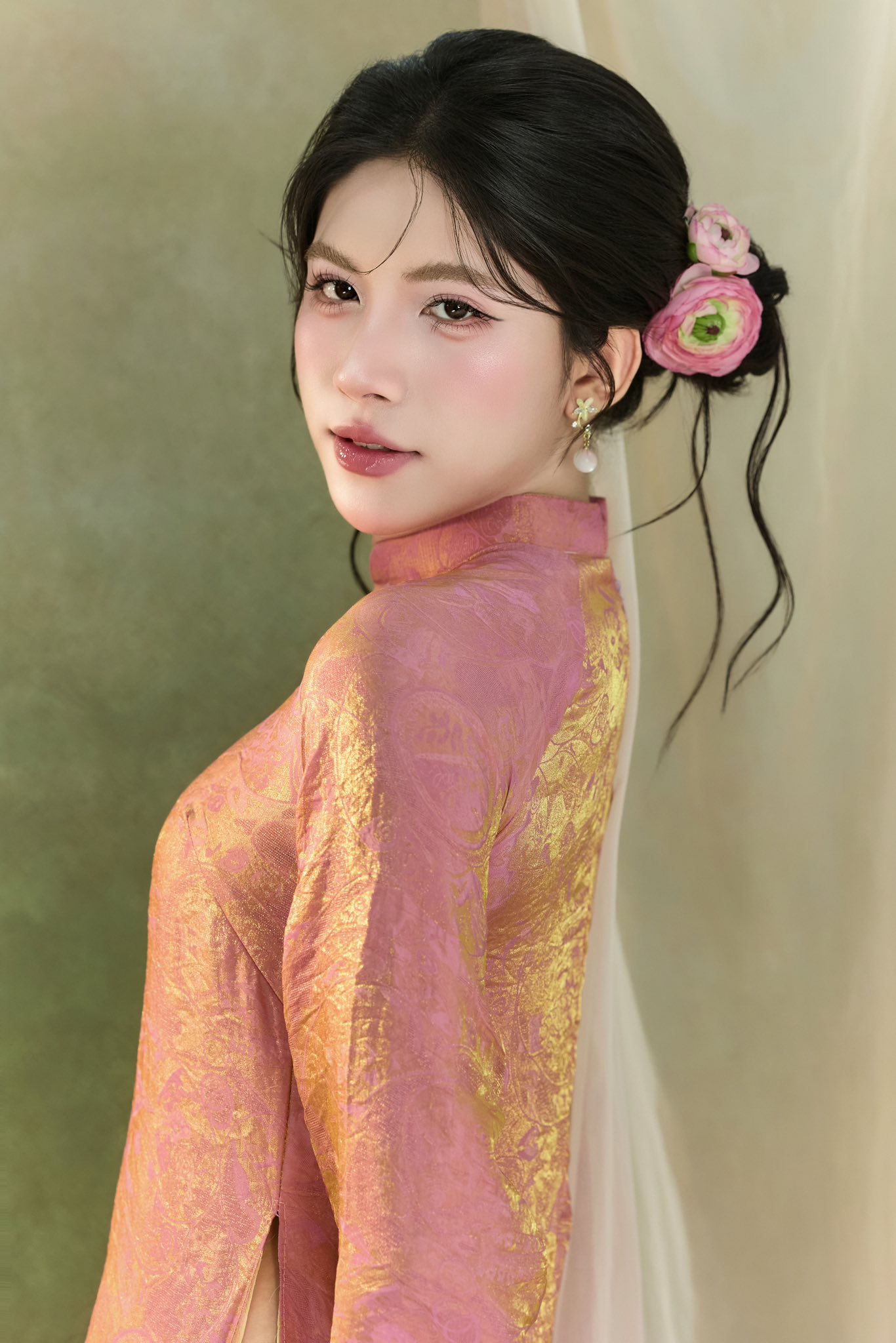 Cho&aacute;ng: 1 &Aacute; vương qu&ecirc; Nghệ An x&aacute;c nhận chuyển giới, kh&oacute;c khi nh&igrave;n v&agrave;o gương sau 3 lần phẫu thuật- Ảnh 2.