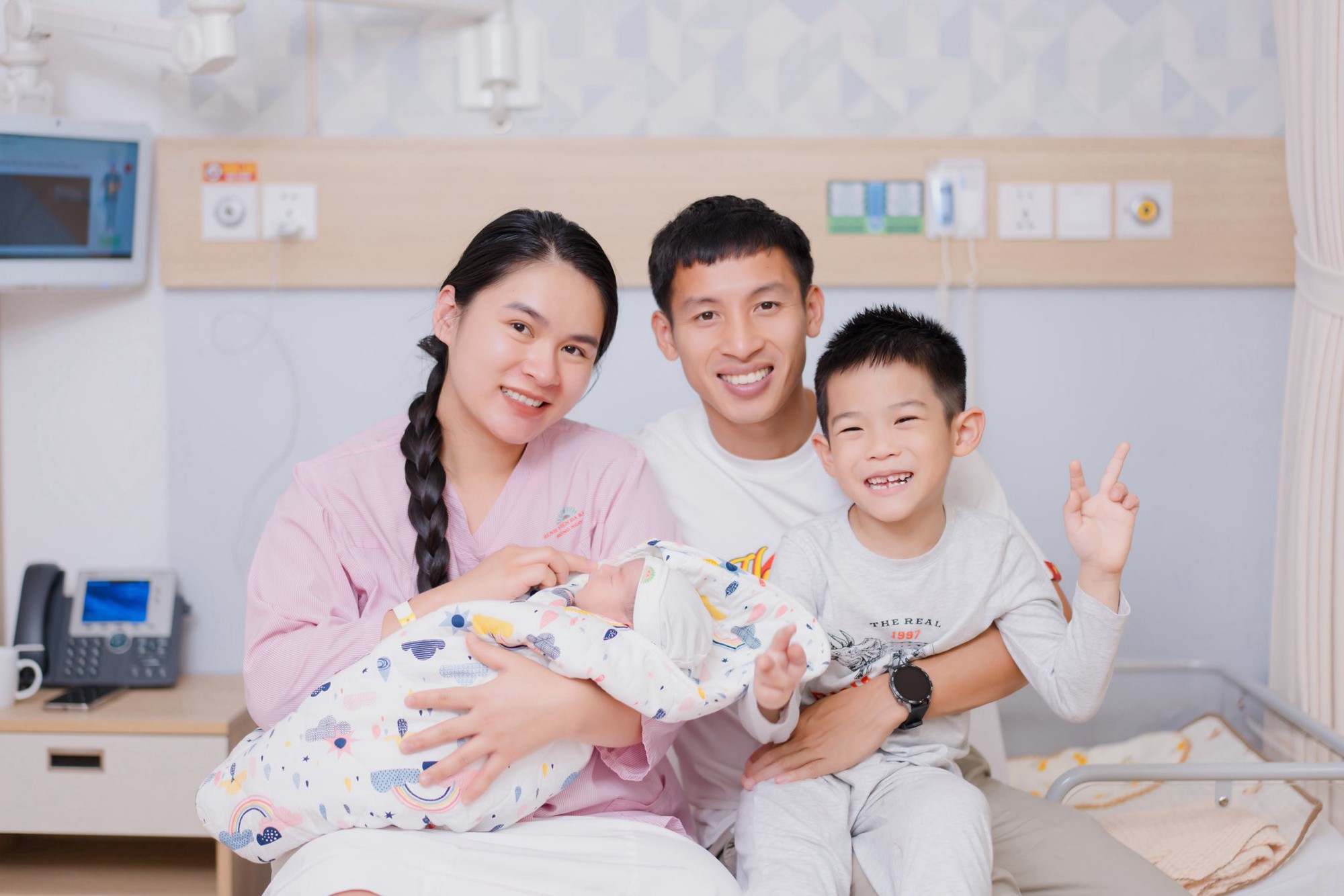 Tuyển thủ Việt Nam mở m&agrave;n 2026 mỹ m&atilde;n: X&acirc;y biệt thự mấy chục tỷ, đ&oacute;n con g&aacute;i cưng ch&agrave;o đời- Ảnh 1.