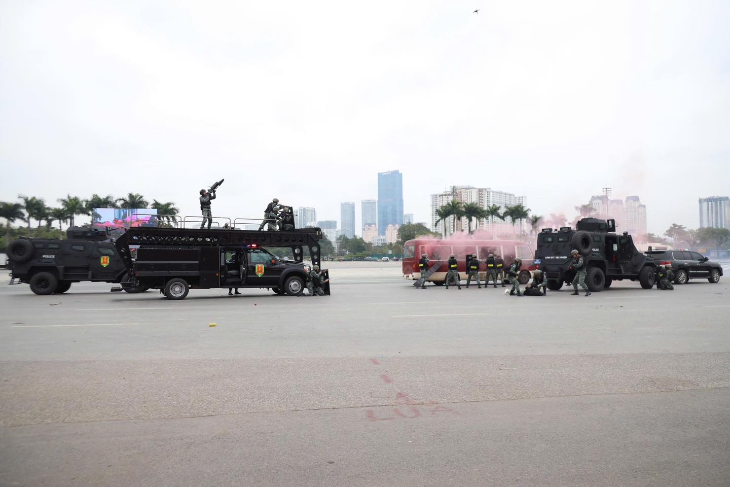 Lực lượng cảnh sát tinh nhuệ và dàn khí tài hiện đại diễn tập bảo vệ Đại hội XIV của Đảng - Ảnh 14.