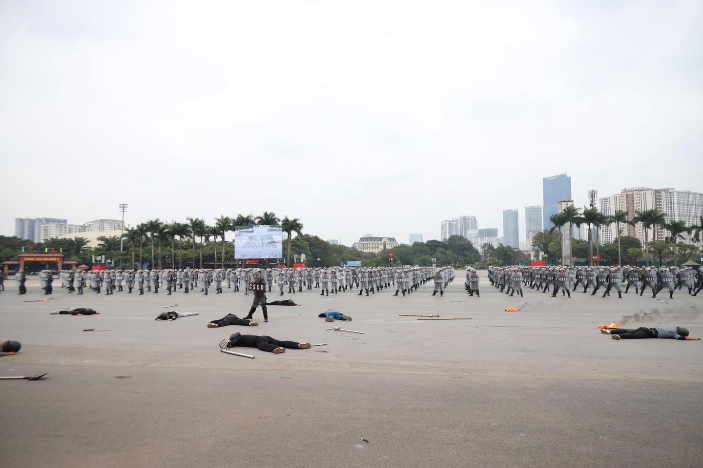 Lực lượng cảnh sát tinh nhuệ và dàn khí tài hiện đại diễn tập bảo vệ Đại hội XIV của Đảng - Ảnh 13.