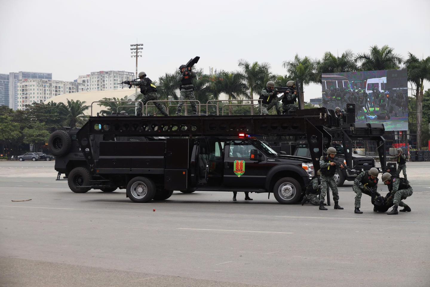 Lực lượng cảnh sát tinh nhuệ và dàn khí tài hiện đại diễn tập bảo vệ Đại hội XIV của Đảng - Ảnh 15.