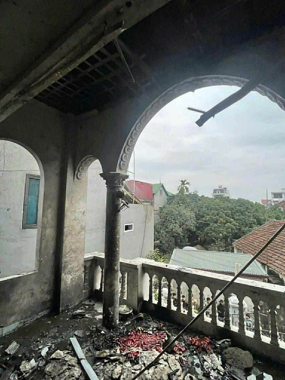 Vụ ch&aacute;y ở H&agrave; Nội l&agrave;m 3 người thương vong c&ugrave;ng nhiều x&aacute;c ph&aacute;o tại hiện trường - Ảnh 4.