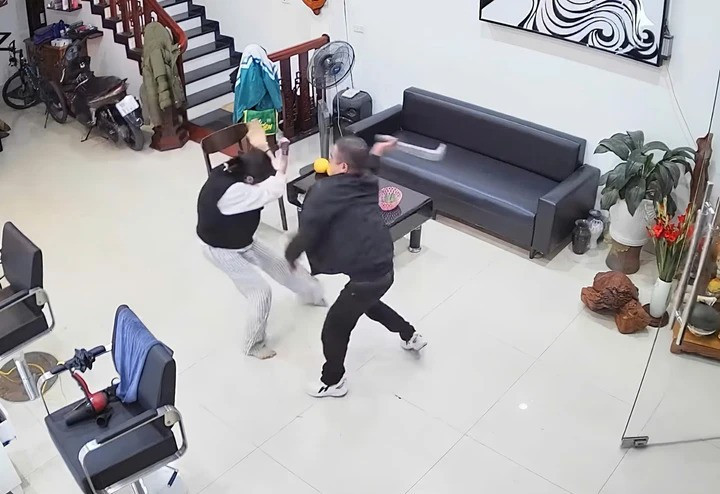 Chồng tấn c&ocirc;ng vợ v&agrave; con g&aacute;i tại qu&aacute;n cắt t&oacute;c ở Bắc Giang - Ảnh 1.
