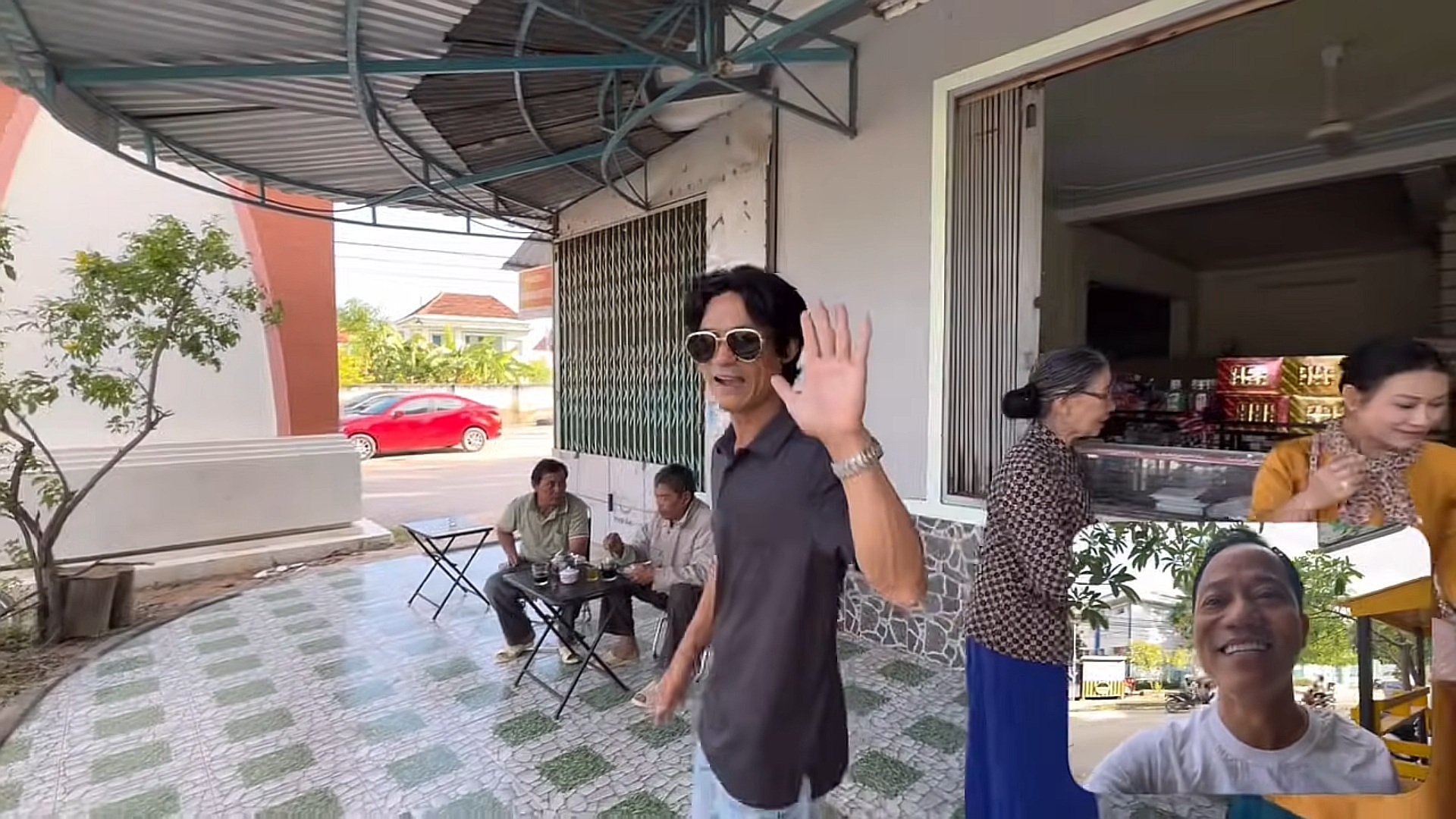 C&aacute;c con Chế Linh hội ngộ tại Việt Nam: "Chế Kha đại diện cho 14 người con của ba"- Ảnh 2.