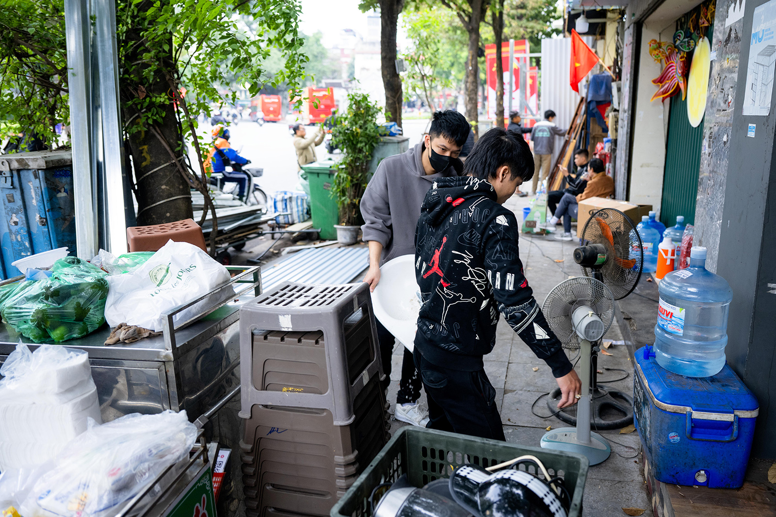Người d&acirc;n khu "đất v&agrave;ng" Hồ Gươm tất bật thu dọn đồ đạc, b&agrave;n giao mặt bằng: Bao &aacute;nh mắt lưu luyến sau nhiều thế hệ gắn b&oacute;- Ảnh 3.