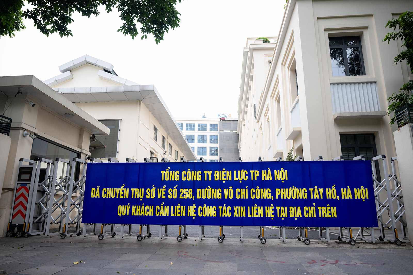 Người d&acirc;n khu "đất v&agrave;ng" Hồ Gươm tất bật thu dọn đồ đạc, b&agrave;n giao mặt bằng: Bao &aacute;nh mắt lưu luyến sau nhiều thế hệ gắn b&oacute;- Ảnh 13.