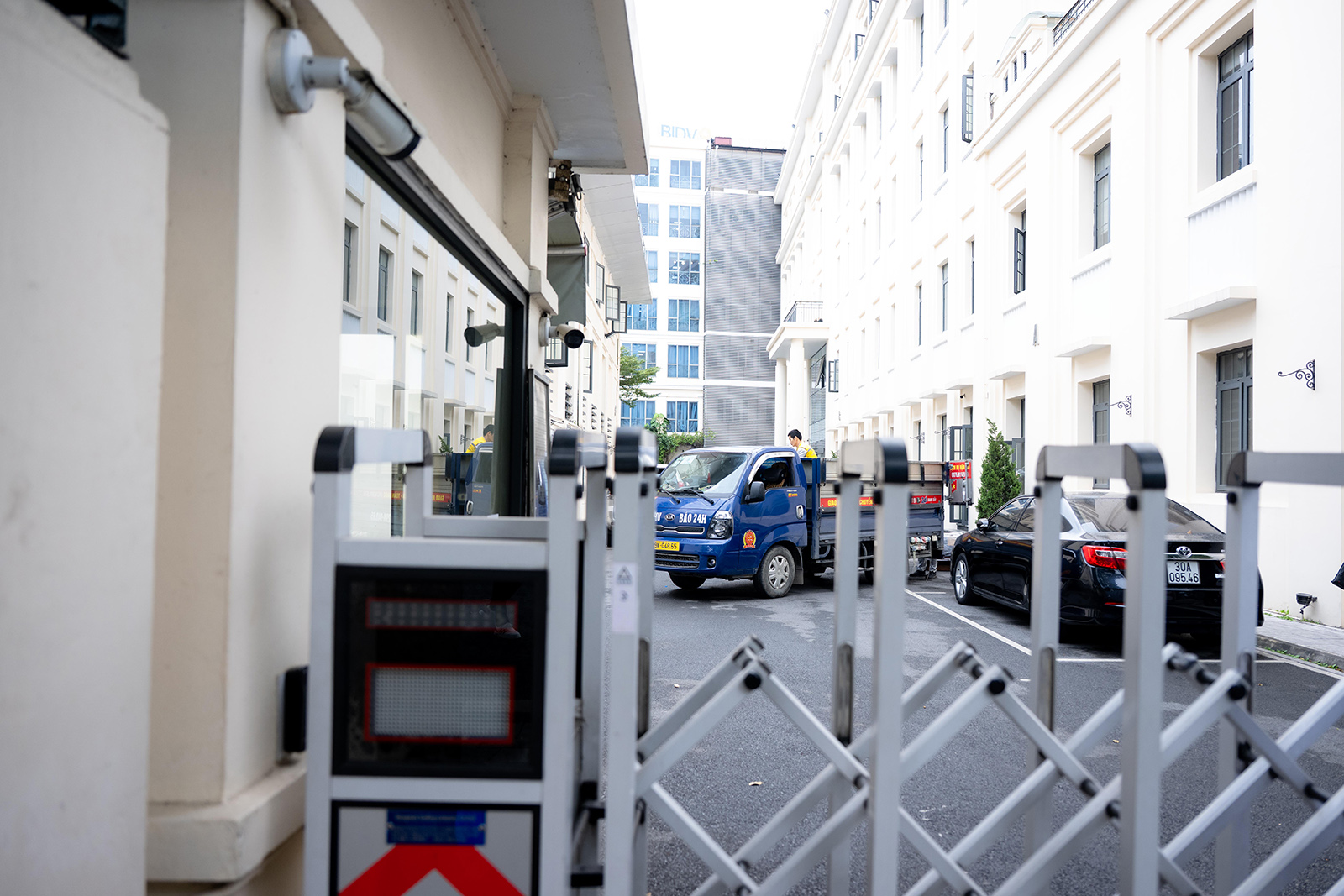 Người d&acirc;n khu "đất v&agrave;ng" Hồ Gươm tất bật thu dọn đồ đạc, b&agrave;n giao mặt bằng: Bao &aacute;nh mắt lưu luyến sau nhiều thế hệ gắn b&oacute;- Ảnh 14.