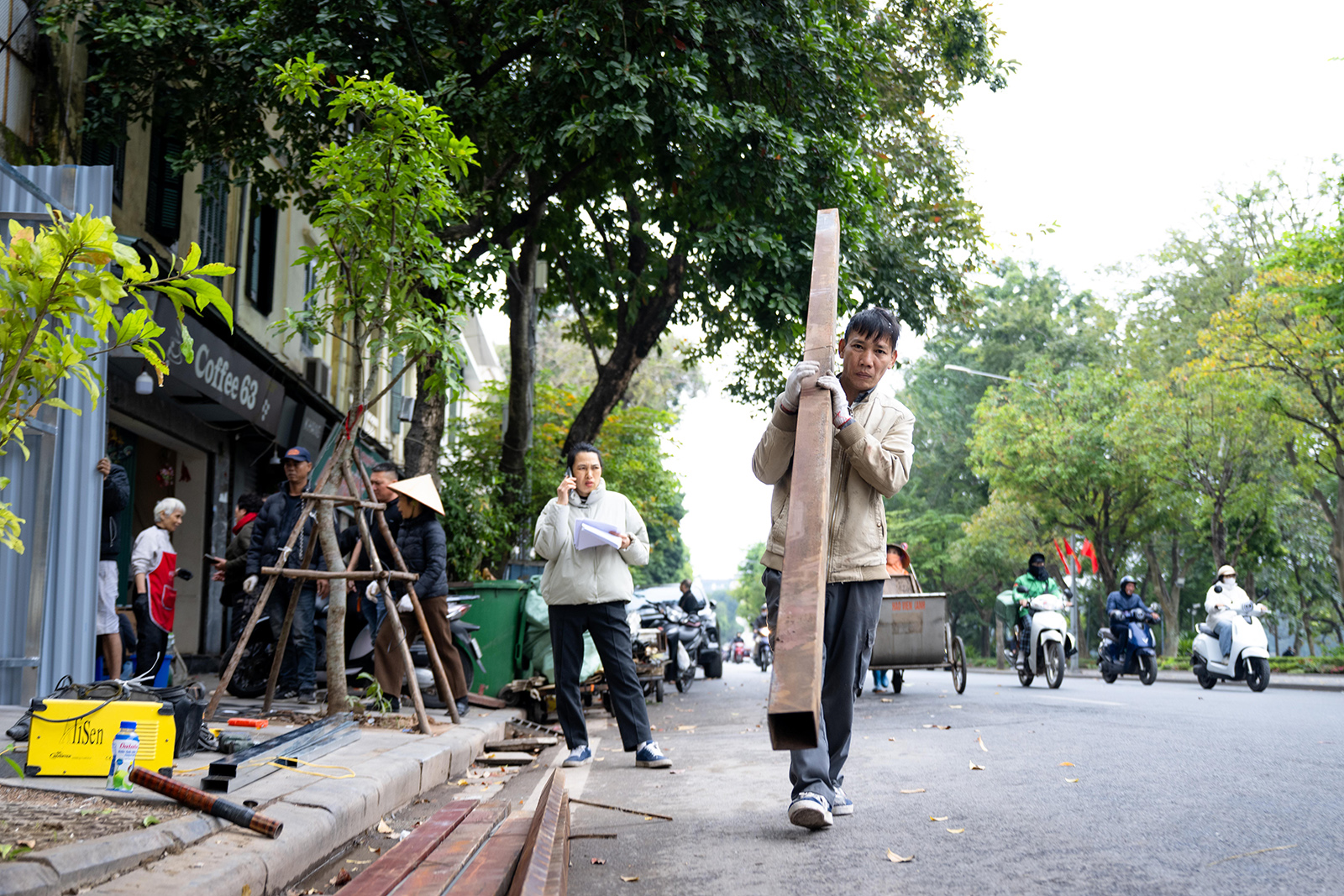 Người d&acirc;n khu "đất v&agrave;ng" Hồ Gươm tất bật thu dọn đồ đạc, b&agrave;n giao mặt bằng: Bao &aacute;nh mắt lưu luyến sau nhiều thế hệ gắn b&oacute;- Ảnh 2.