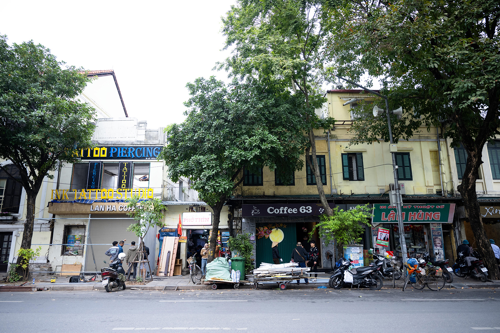 Người d&acirc;n khu "đất v&agrave;ng" Hồ Gươm tất bật thu dọn đồ đạc, b&agrave;n giao mặt bằng: Bao &aacute;nh mắt lưu luyến sau nhiều thế hệ gắn b&oacute;- Ảnh 1.