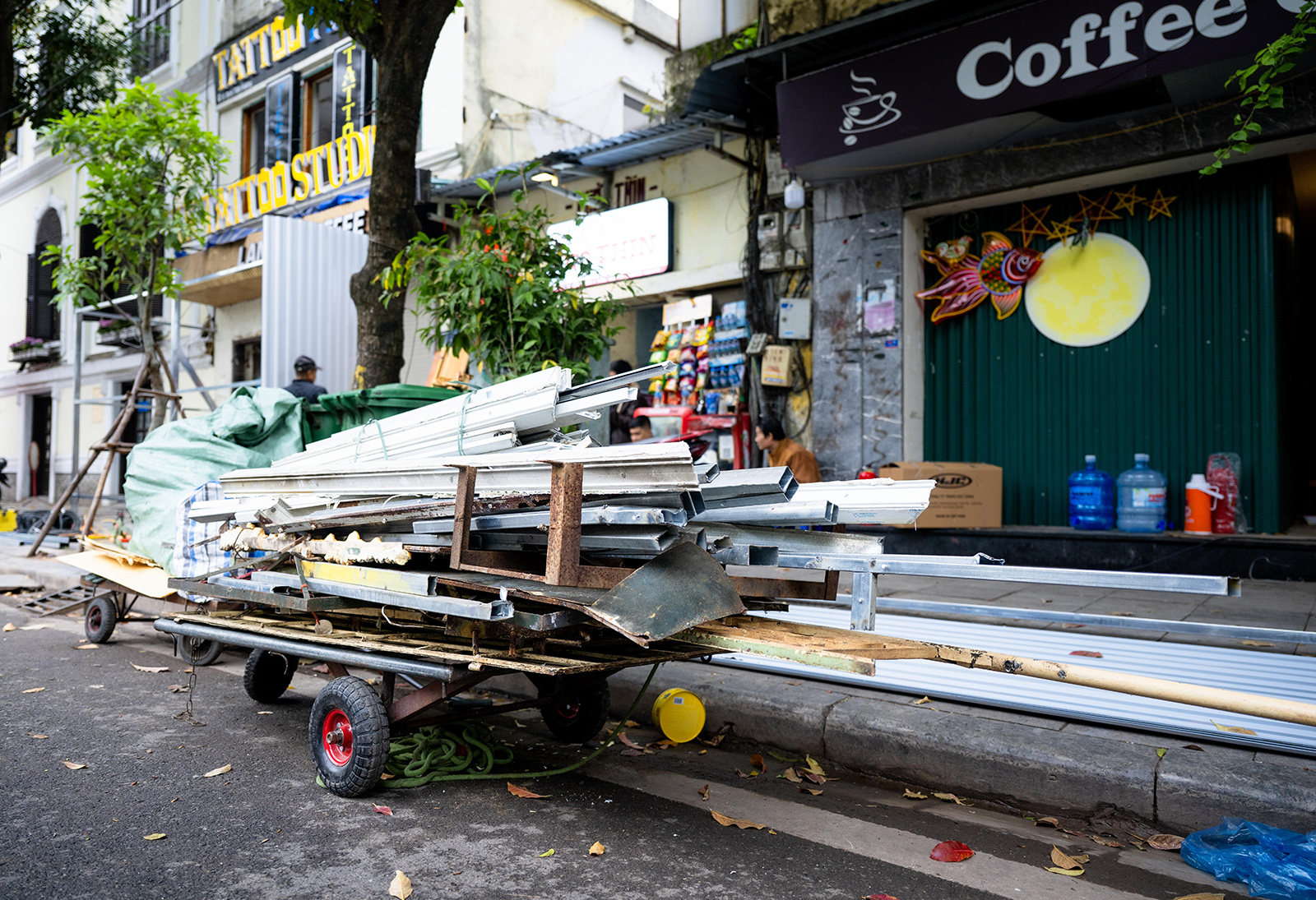 Người d&acirc;n khu "đất v&agrave;ng" Hồ Gươm tất bật thu dọn đồ đạc, b&agrave;n giao mặt bằng: Bao &aacute;nh mắt lưu luyến sau nhiều thế hệ gắn b&oacute;- Ảnh 4.