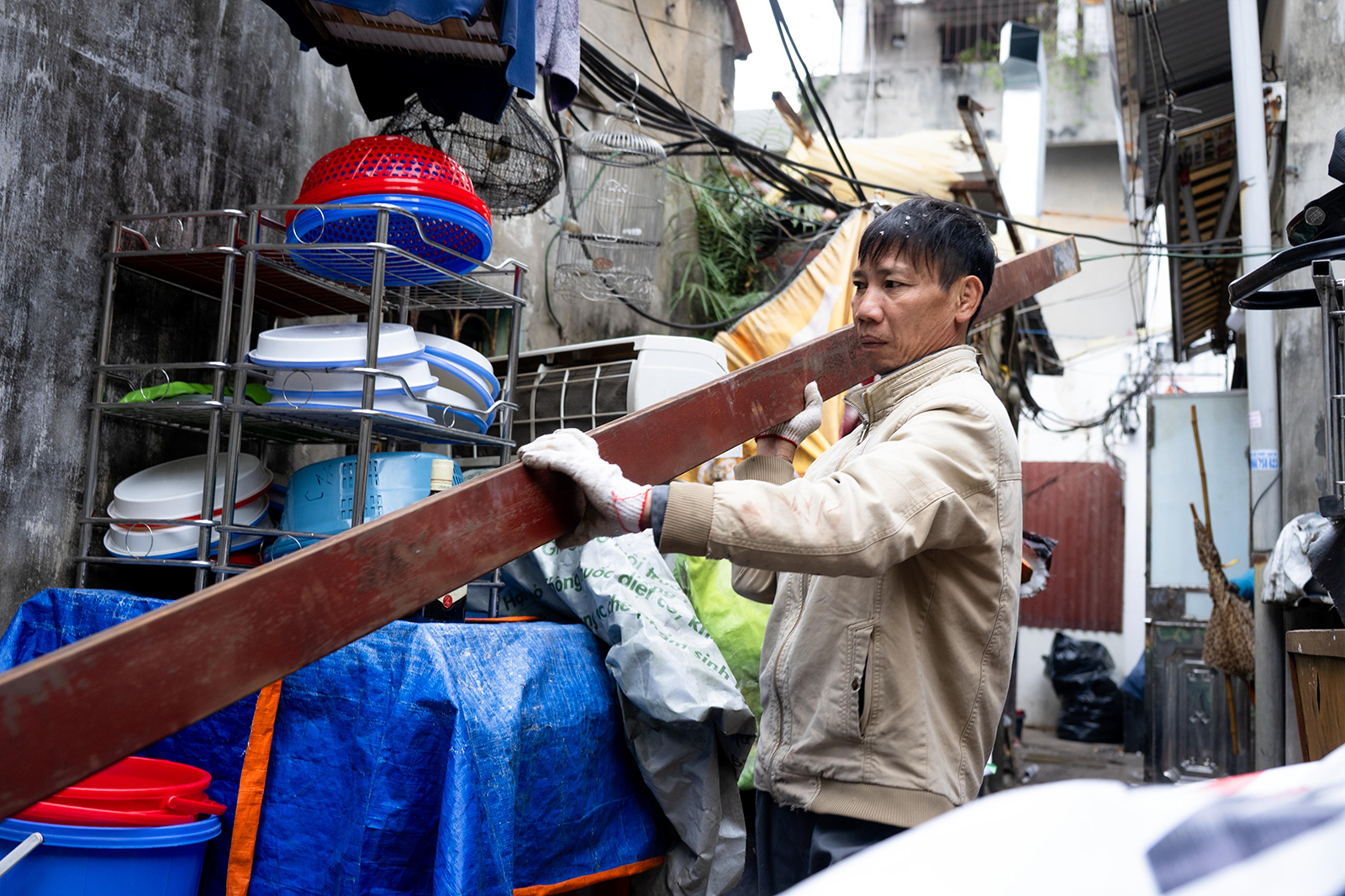 Người d&acirc;n khu "đất v&agrave;ng" Hồ Gươm tất bật thu dọn đồ đạc, b&agrave;n giao mặt bằng: Bao &aacute;nh mắt lưu luyến sau nhiều thế hệ gắn b&oacute;- Ảnh 5.