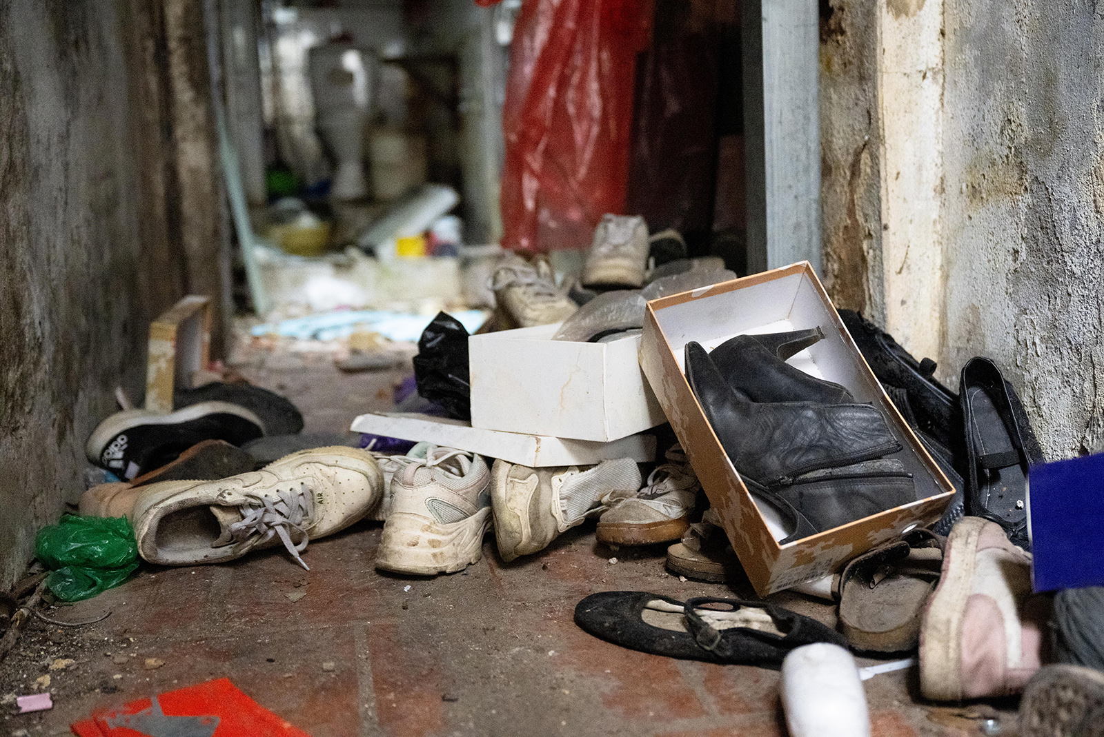 Người d&acirc;n khu "đất v&agrave;ng" Hồ Gươm tất bật thu dọn đồ đạc, b&agrave;n giao mặt bằng: Bao &aacute;nh mắt lưu luyến sau nhiều thế hệ gắn b&oacute;- Ảnh 9.