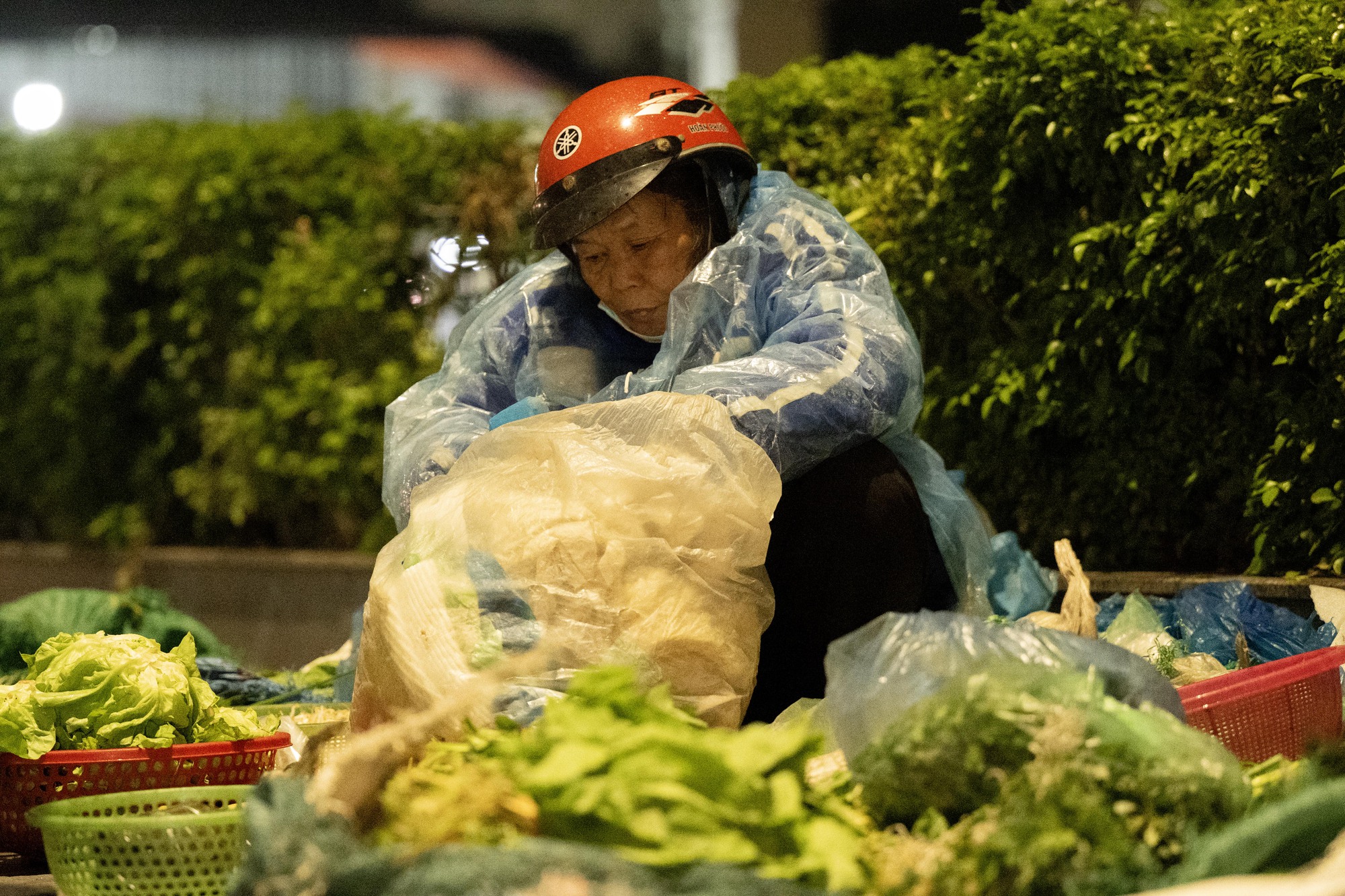 Những hình ảnh "lạ" trong sáng Hà Nội lạnh 12 độ C: Người dân đốt lửa, bạn trẻ trùm cả chăn đi đường- Ảnh 18.