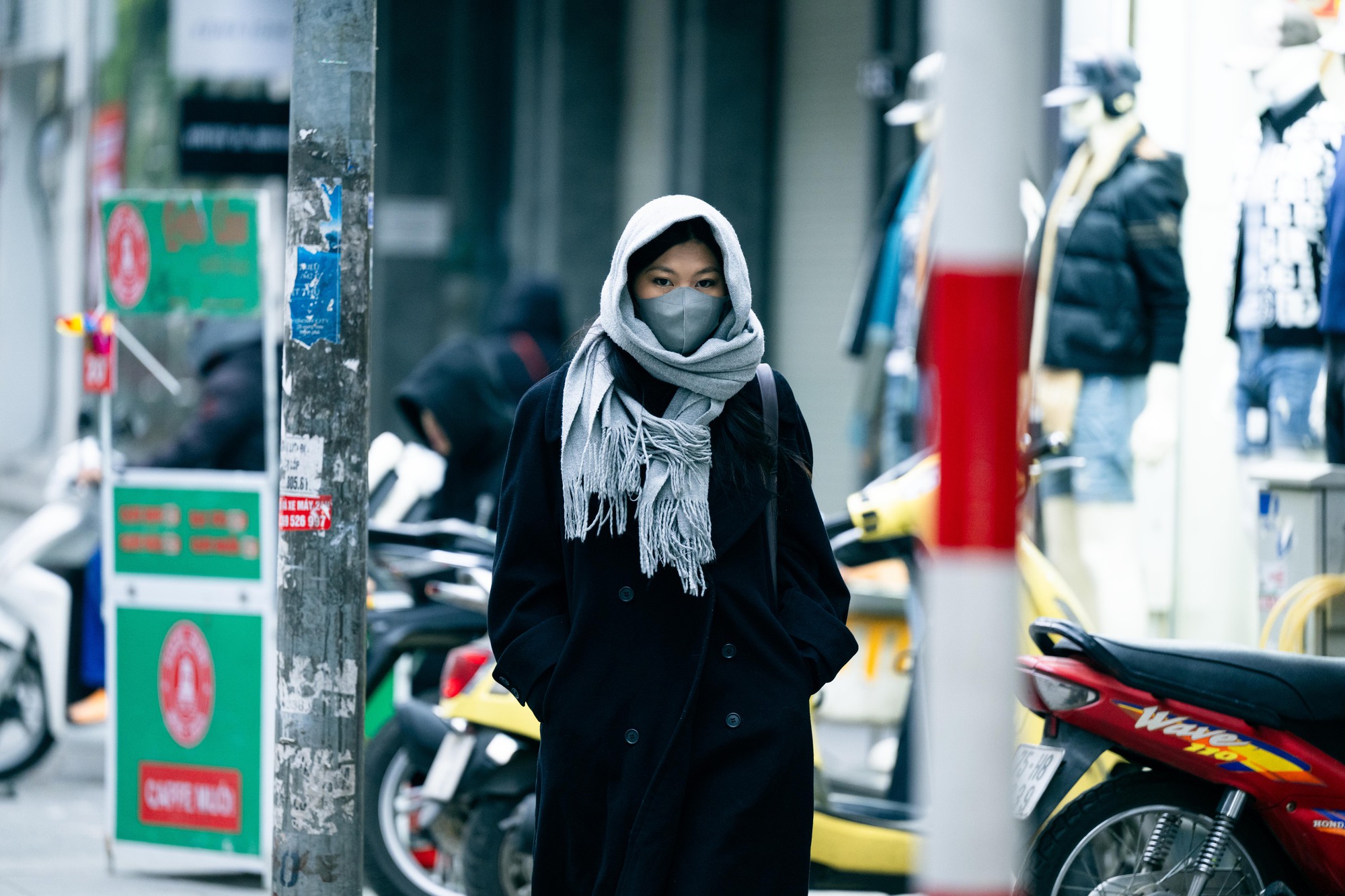 Những hình ảnh "lạ" trong sáng Hà Nội lạnh 12 độ C: Người dân đốt lửa, bạn trẻ trùm cả chăn đi đường- Ảnh 13.