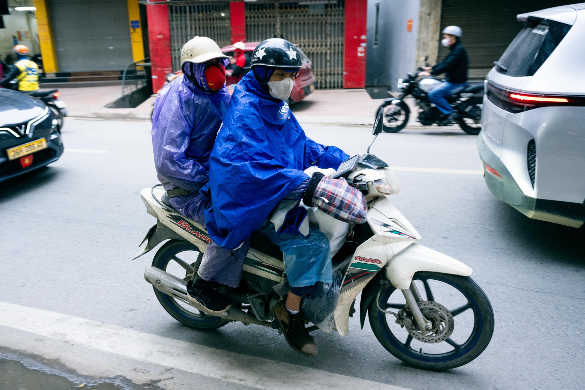 Những hình ảnh "lạ" trong sáng Hà Nội lạnh 12 độ C: Người dân đốt lửa, bạn trẻ trùm cả chăn đi đường- Ảnh 12.
