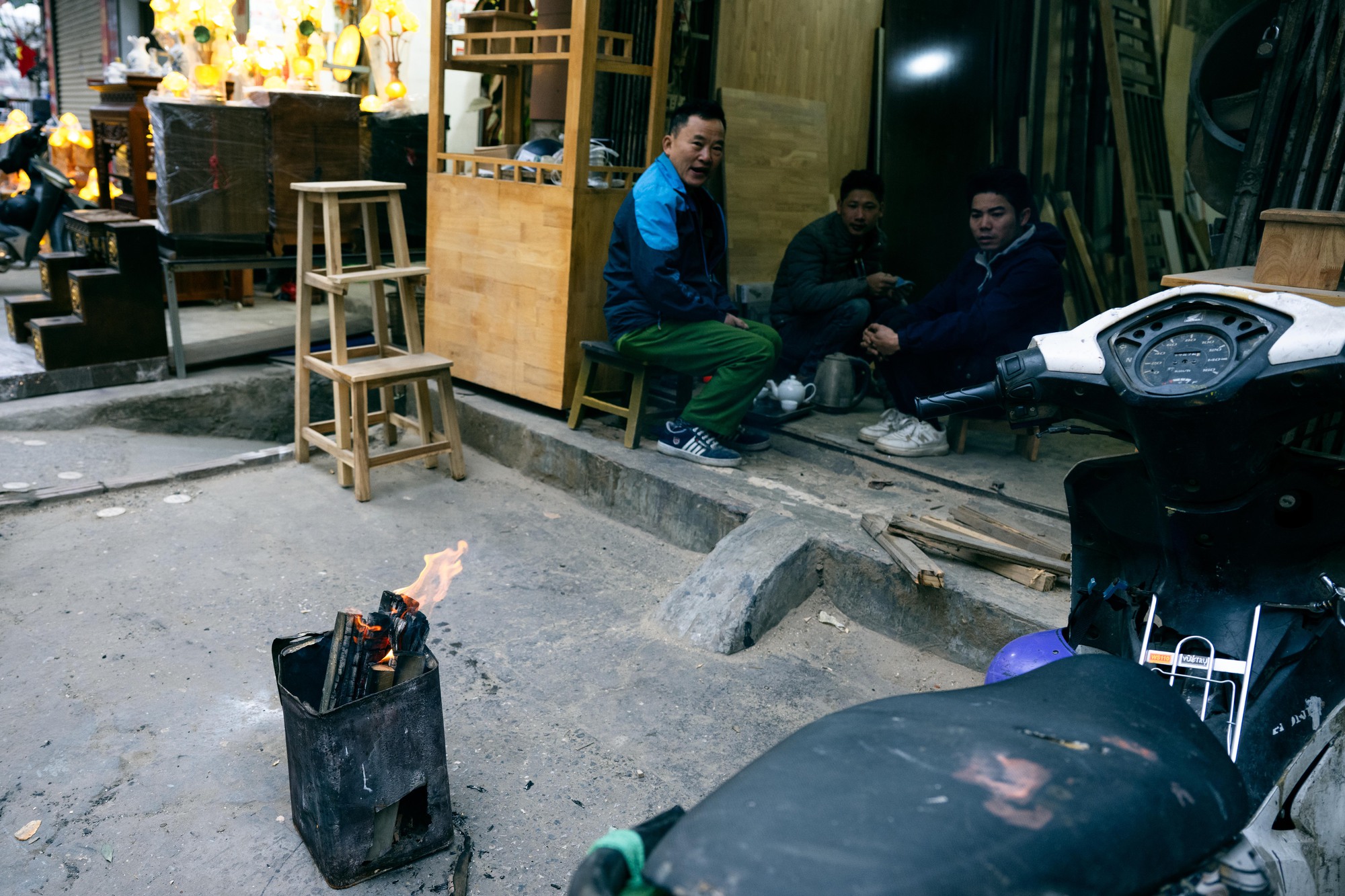 Những hình ảnh "lạ" trong sáng Hà Nội lạnh 12 độ C: Người dân đốt lửa, bạn trẻ trùm cả chăn đi đường- Ảnh 11.