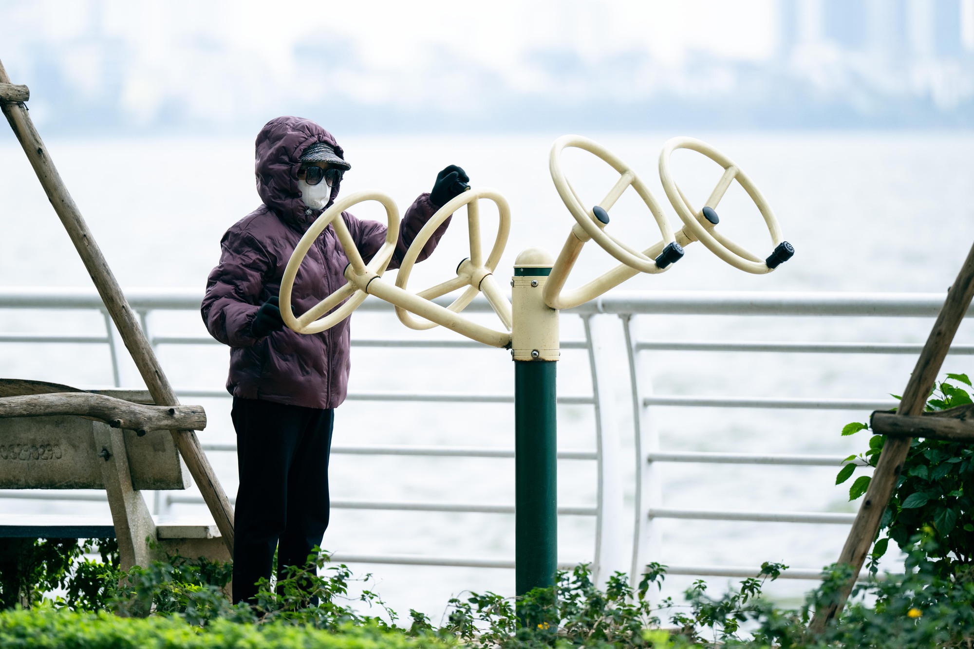 Những hình ảnh "lạ" trong sáng Hà Nội lạnh 12 độ C: Người dân đốt lửa, bạn trẻ trùm cả chăn đi đường- Ảnh 10.