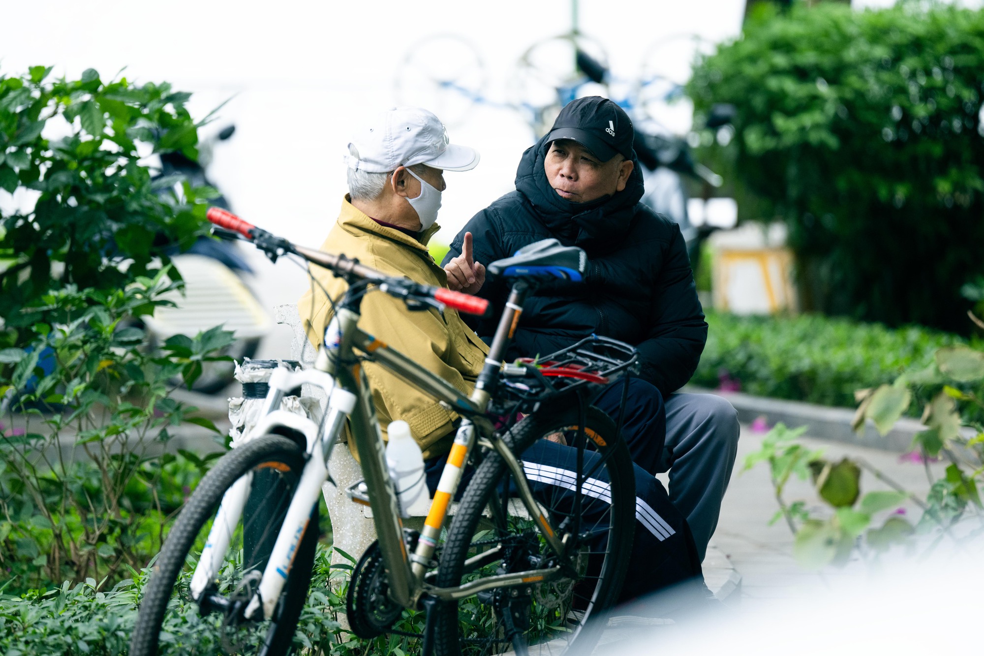 Những hình ảnh "lạ" trong sáng Hà Nội lạnh 12 độ C: Người dân đốt lửa, bạn trẻ trùm cả chăn đi đường- Ảnh 8.