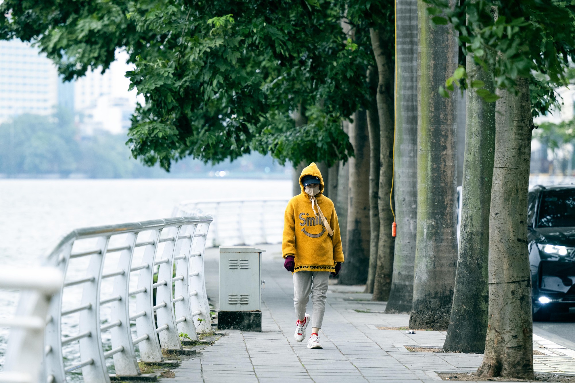 Những hình ảnh "lạ" trong sáng Hà Nội lạnh 12 độ C: Người dân đốt lửa, bạn trẻ trùm cả chăn đi đường- Ảnh 7.