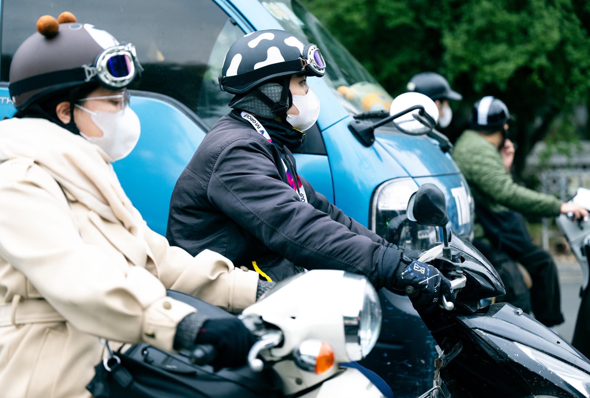 Những hình ảnh "lạ" trong sáng Hà Nội lạnh 12 độ C: Người dân đốt lửa, bạn trẻ trùm cả chăn đi đường- Ảnh 6.