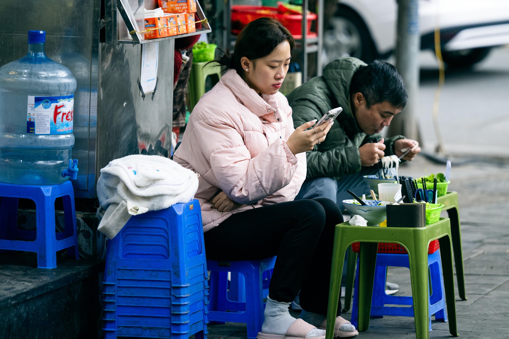 Những hình ảnh "lạ" trong sáng Hà Nội lạnh 12 độ C: Người dân đốt lửa, bạn trẻ trùm cả chăn đi đường- Ảnh 5.