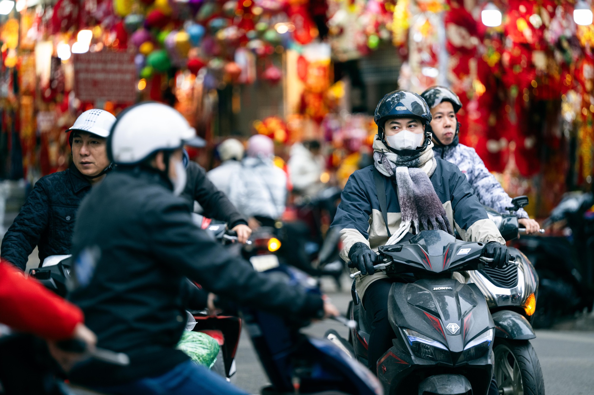 Những hình ảnh "lạ" trong sáng Hà Nội lạnh 12 độ C: Người dân đốt lửa, bạn trẻ trùm cả chăn đi đường- Ảnh 4.