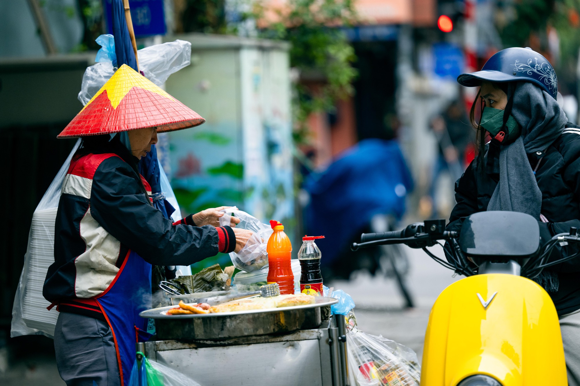 Những hình ảnh "lạ" trong sáng Hà Nội lạnh 12 độ C: Người dân đốt lửa, bạn trẻ trùm cả chăn đi đường- Ảnh 2.