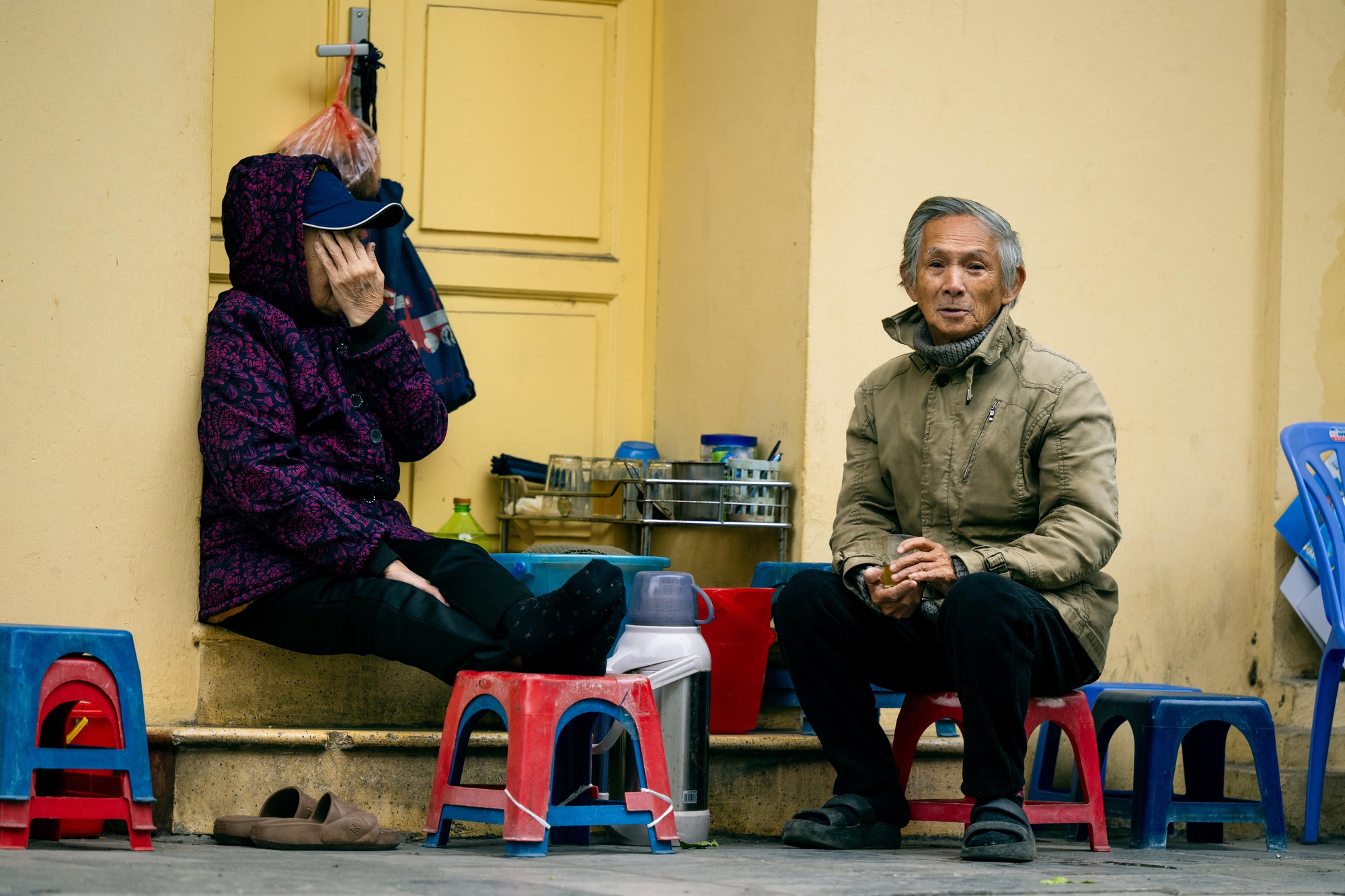 Những hình ảnh "lạ" trong sáng Hà Nội lạnh 12 độ C: Người dân đốt lửa, bạn trẻ trùm cả chăn đi đường- Ảnh 1.