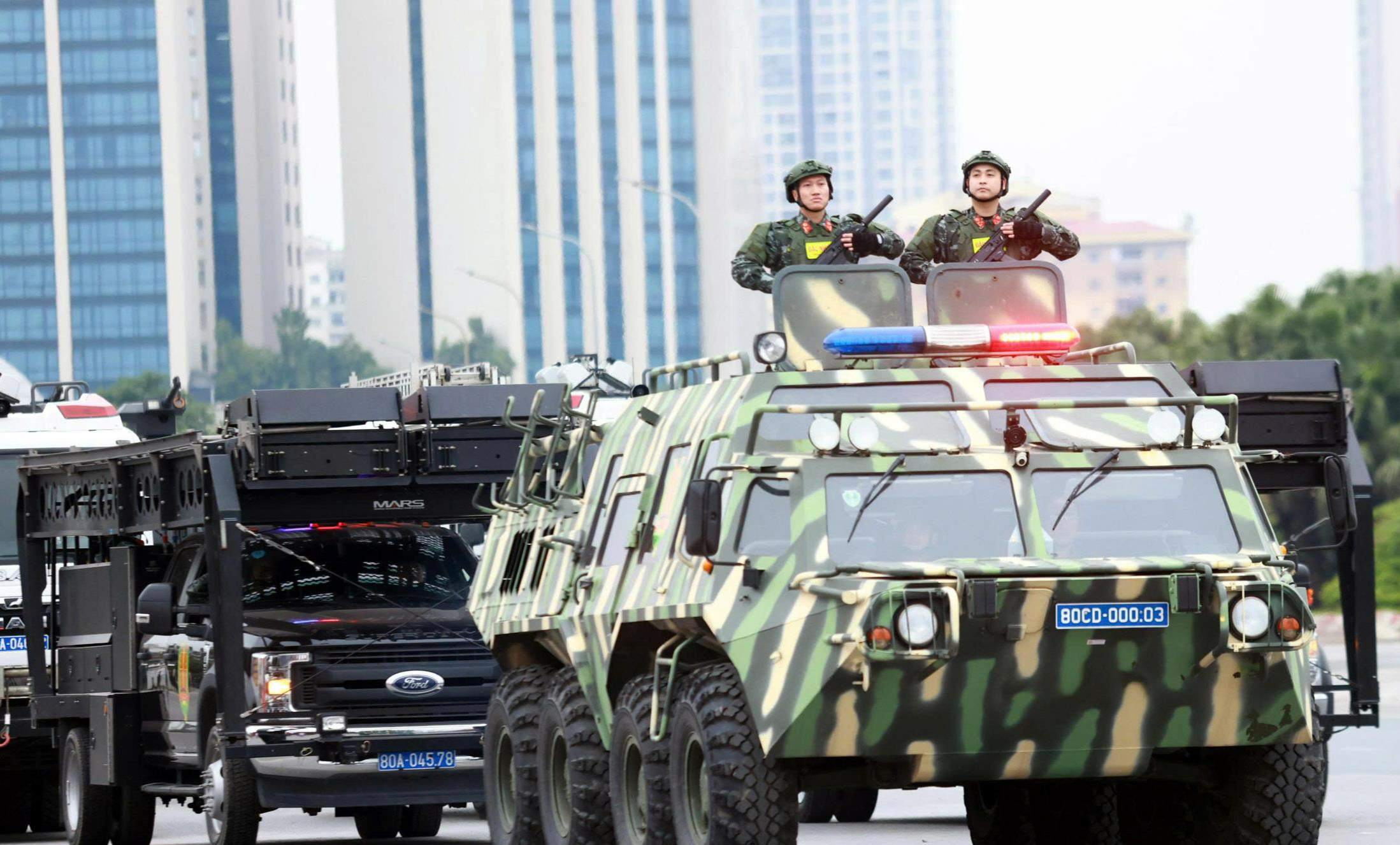 Lực lượng cảnh sát tinh nhuệ và dàn khí tài hiện đại diễn tập bảo vệ Đại hội XIV của Đảng - Ảnh 10.