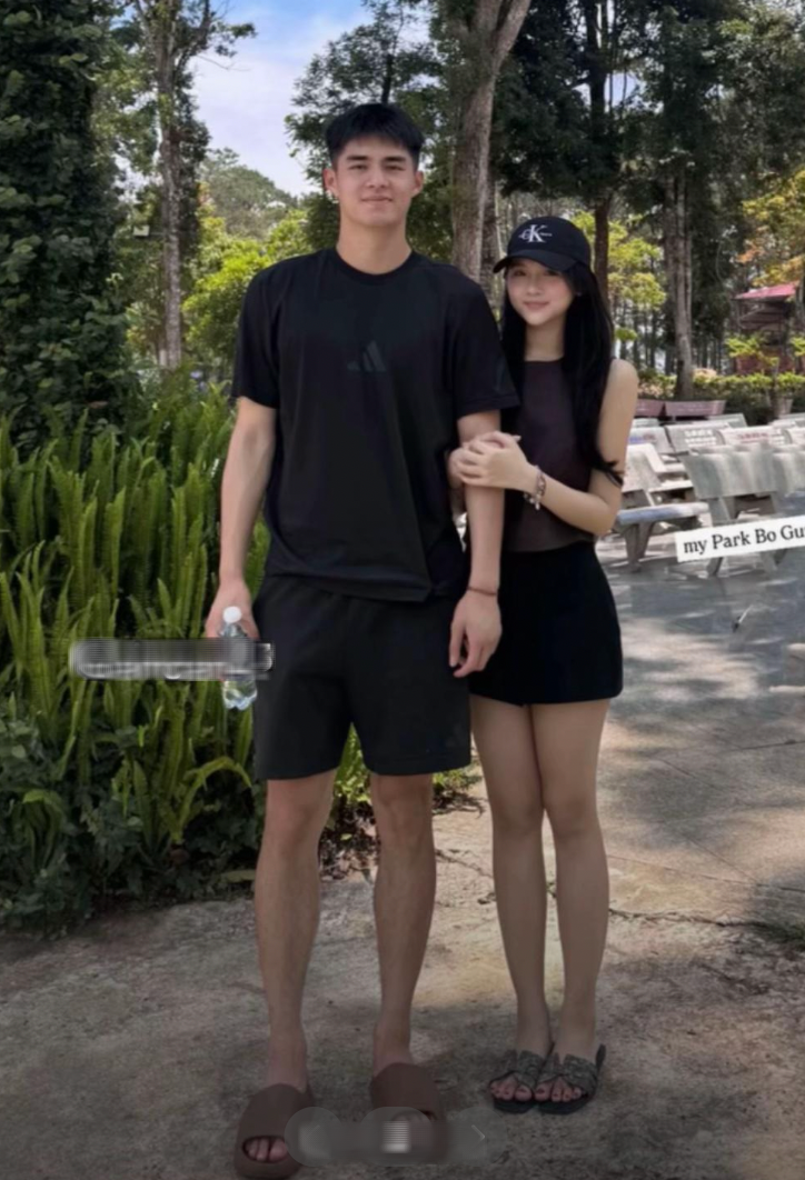 Lan truyền loạt ảnh thủ môn hotboy U23 Việt Nam Trần Trung Kiên tình tứ bên bạn gái tin đồn, visual "đàng gái" gây sốt - Ảnh 2. Lan truyền loạt ảnh thủ môn hotboy U23 Việt Nam Trần Trung Kiên tình tứ bên bạn gái tin đồn, visual "đàng gái" gây sốt - Ảnh 2.