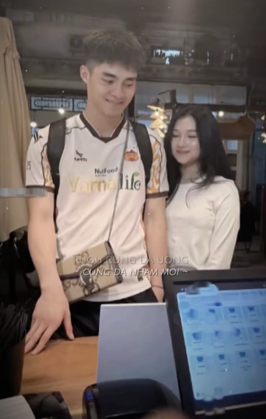 Lan truyền loạt ảnh thủ môn hotboy U23 Việt Nam Trần Trung Kiên tình tứ bên bạn gái tin đồn, visual "đàng gái" gây sốt - Ảnh 3. Lan truyền loạt ảnh thủ môn hotboy U23 Việt Nam Trần Trung Kiên tình tứ bên bạn gái tin đồn, visual "đàng gái" gây sốt - Ảnh 3.