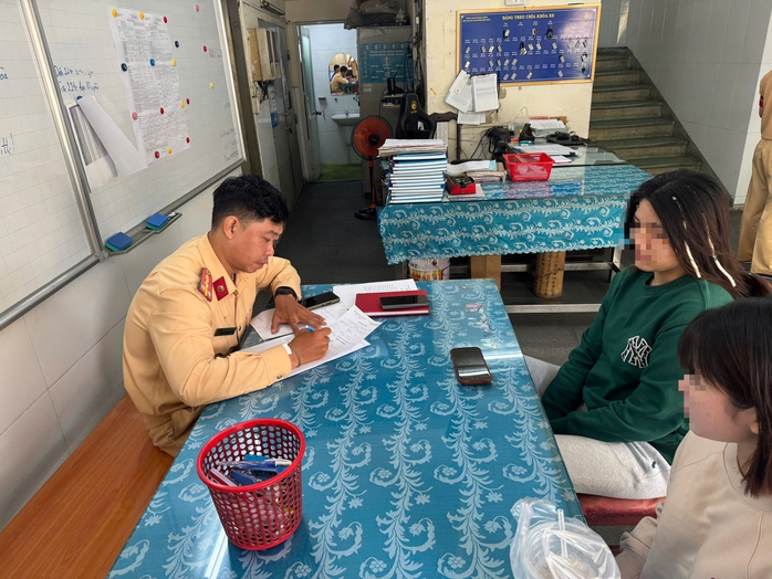 CSGT TPHCM tịch thu xe SH vì hành vi buông hai tay trên cầu Ba Son - Ảnh 1.