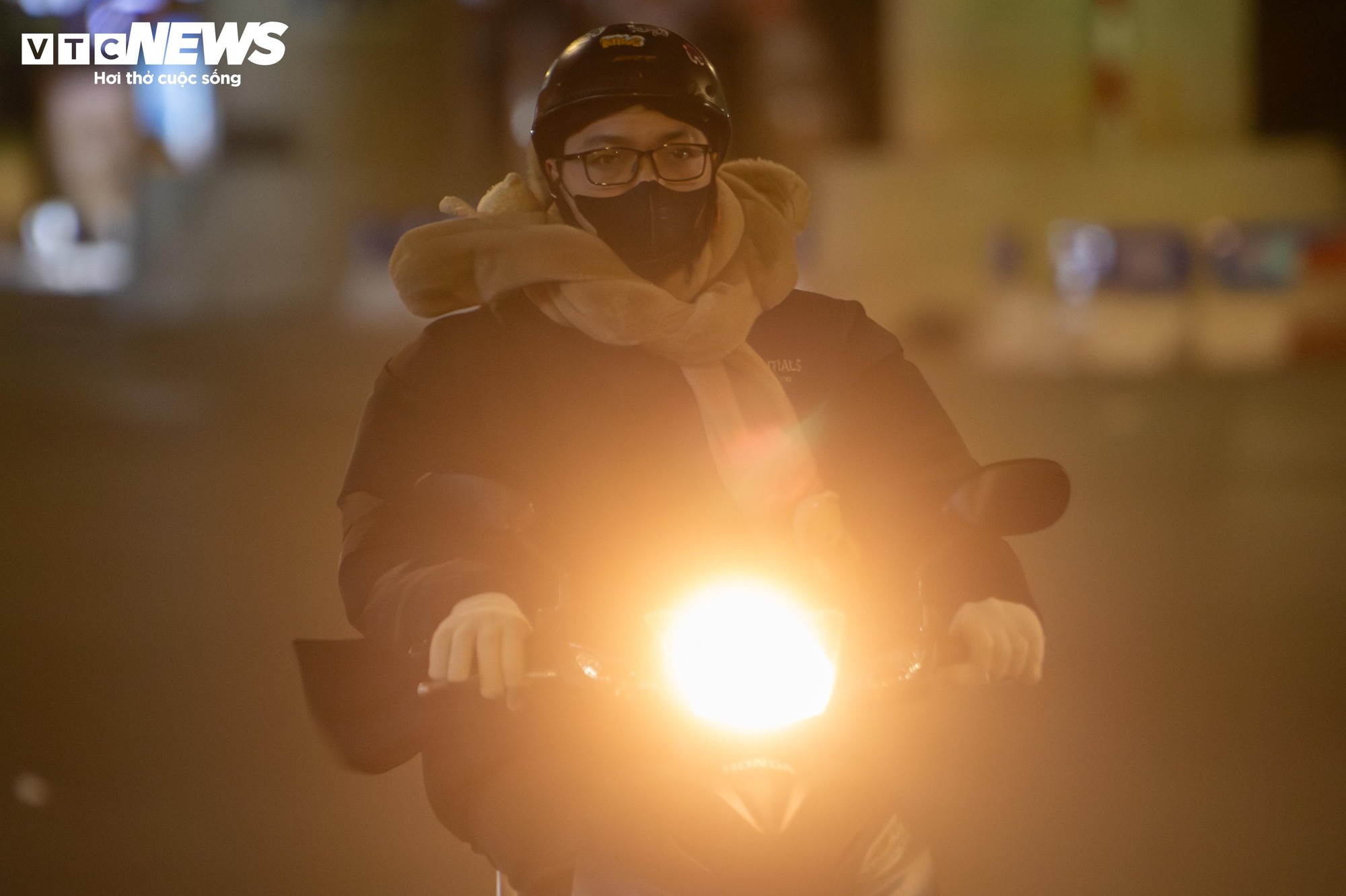 H&agrave; Nội r&eacute;t kỷ lục đầu m&ugrave;a: Người lao động co ro b&ecirc;n bếp lửa suốt đ&ecirc;m - Ảnh 12.