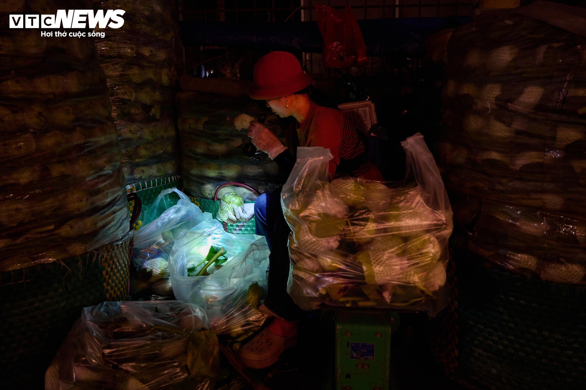 H&agrave; Nội r&eacute;t kỷ lục đầu m&ugrave;a: Người lao động co ro b&ecirc;n bếp lửa suốt đ&ecirc;m - Ảnh 10.