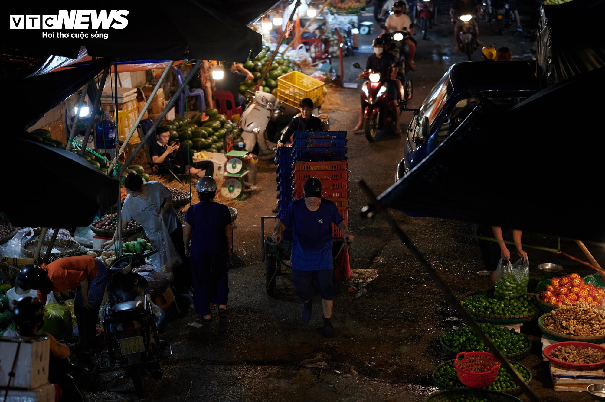 H&agrave; Nội r&eacute;t kỷ lục đầu m&ugrave;a: Người lao động co ro b&ecirc;n bếp lửa suốt đ&ecirc;m - Ảnh 8.