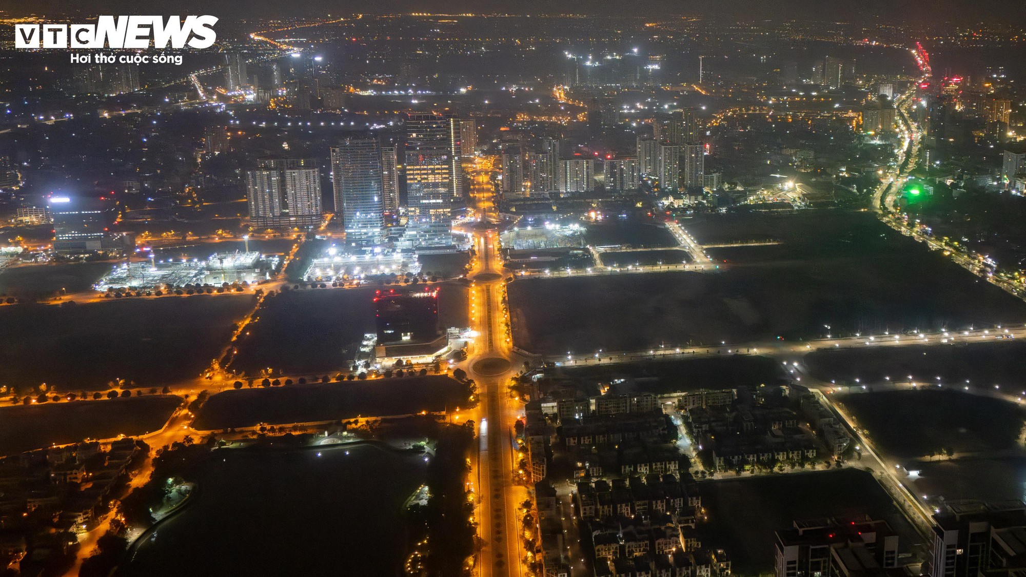 H&agrave; Nội r&eacute;t kỷ lục đầu m&ugrave;a: Người lao động co ro b&ecirc;n bếp lửa suốt đ&ecirc;m - Ảnh 1.