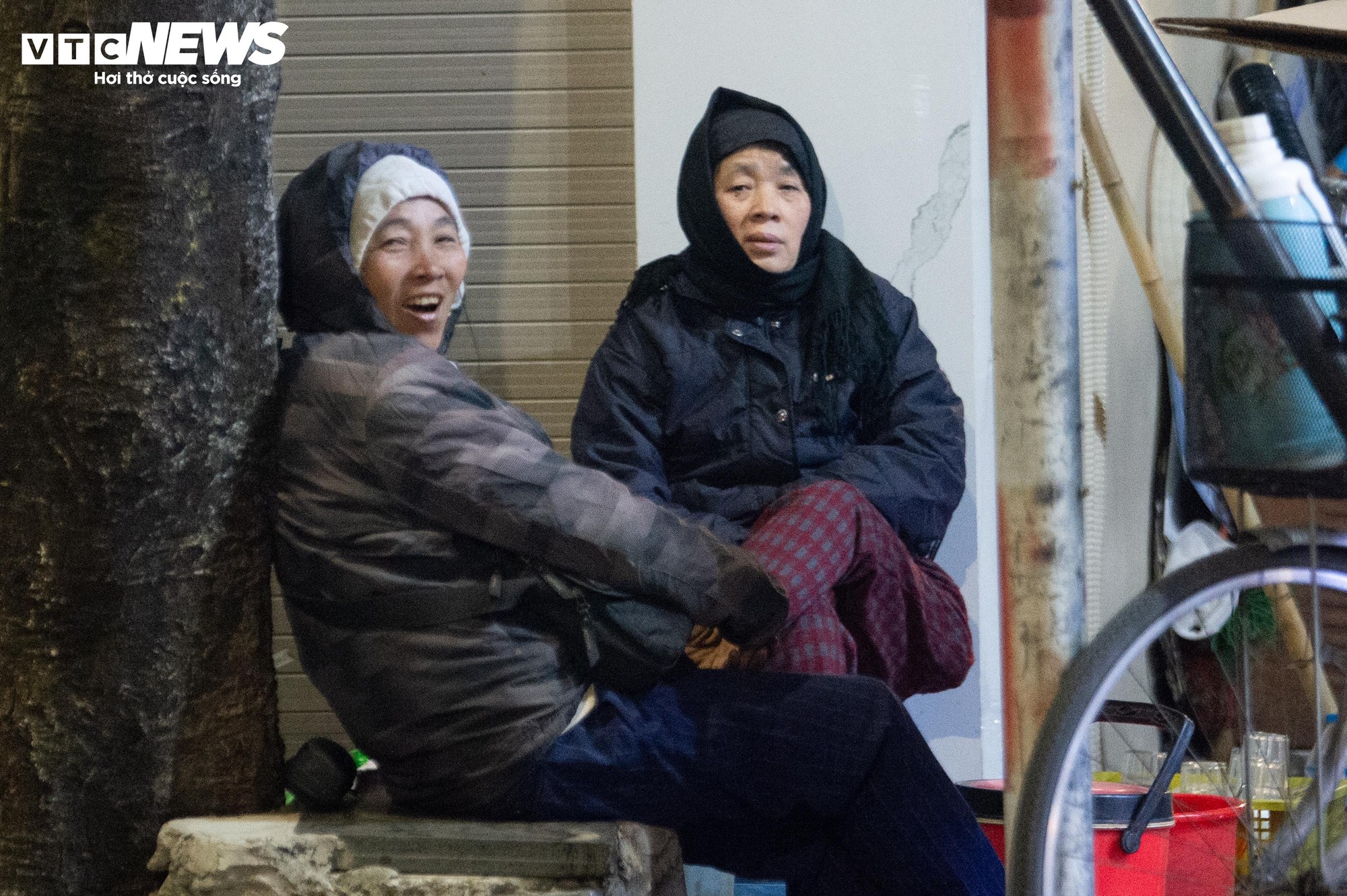 H&agrave; Nội r&eacute;t kỷ lục đầu m&ugrave;a: Người lao động co ro b&ecirc;n bếp lửa suốt đ&ecirc;m - Ảnh 14.