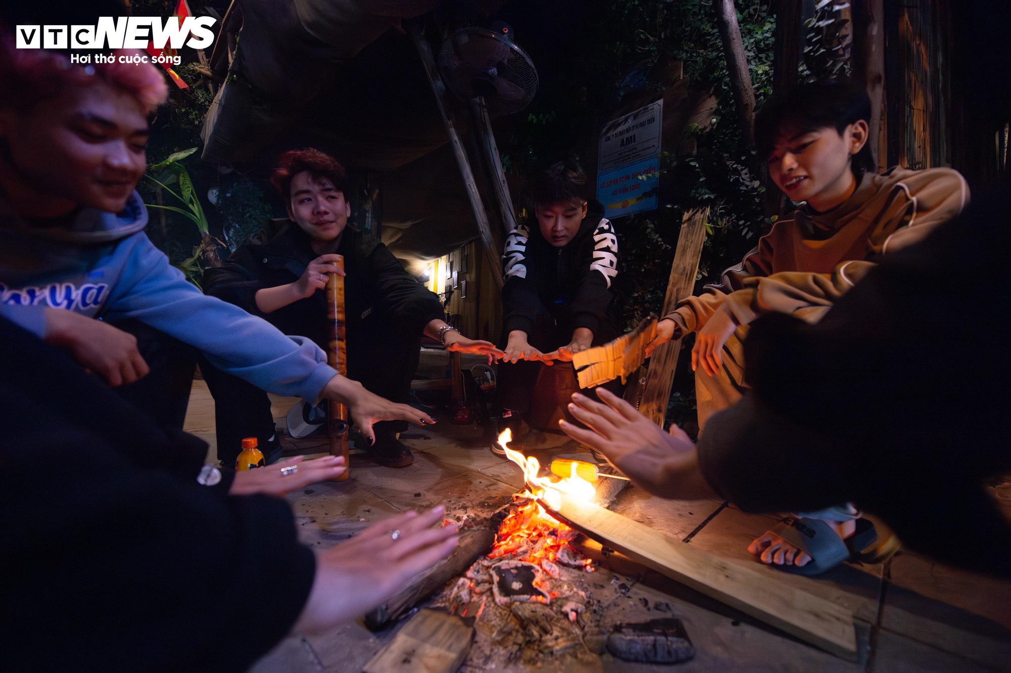 H&agrave; Nội r&eacute;t kỷ lục đầu m&ugrave;a: Người lao động co ro b&ecirc;n bếp lửa suốt đ&ecirc;m - Ảnh 3.