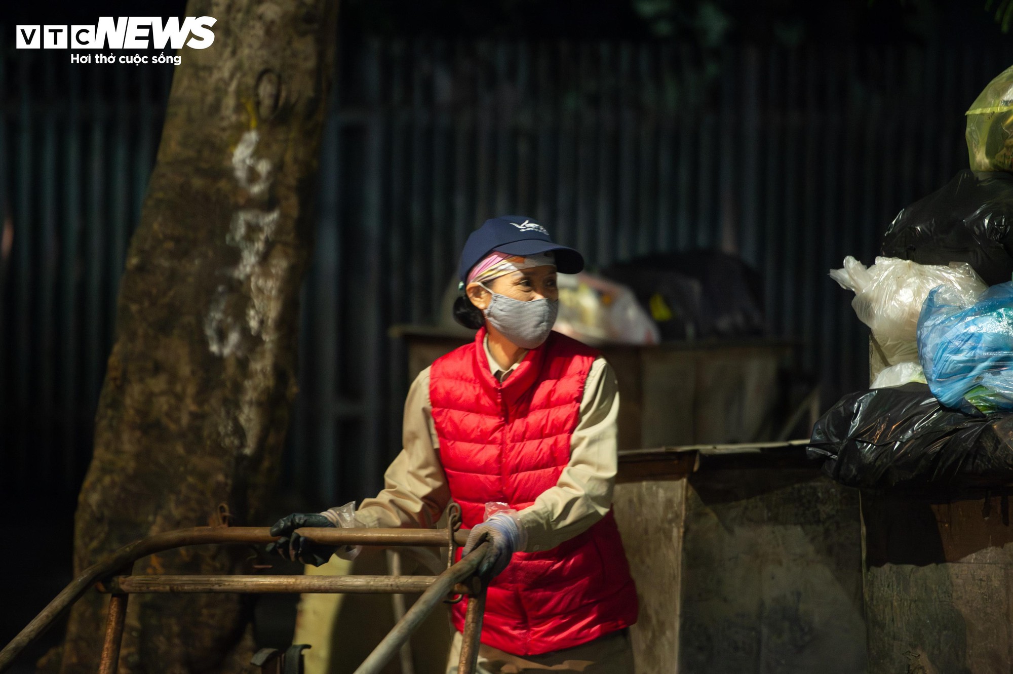 H&agrave; Nội r&eacute;t kỷ lục đầu m&ugrave;a: Người lao động co ro b&ecirc;n bếp lửa suốt đ&ecirc;m - Ảnh 6.