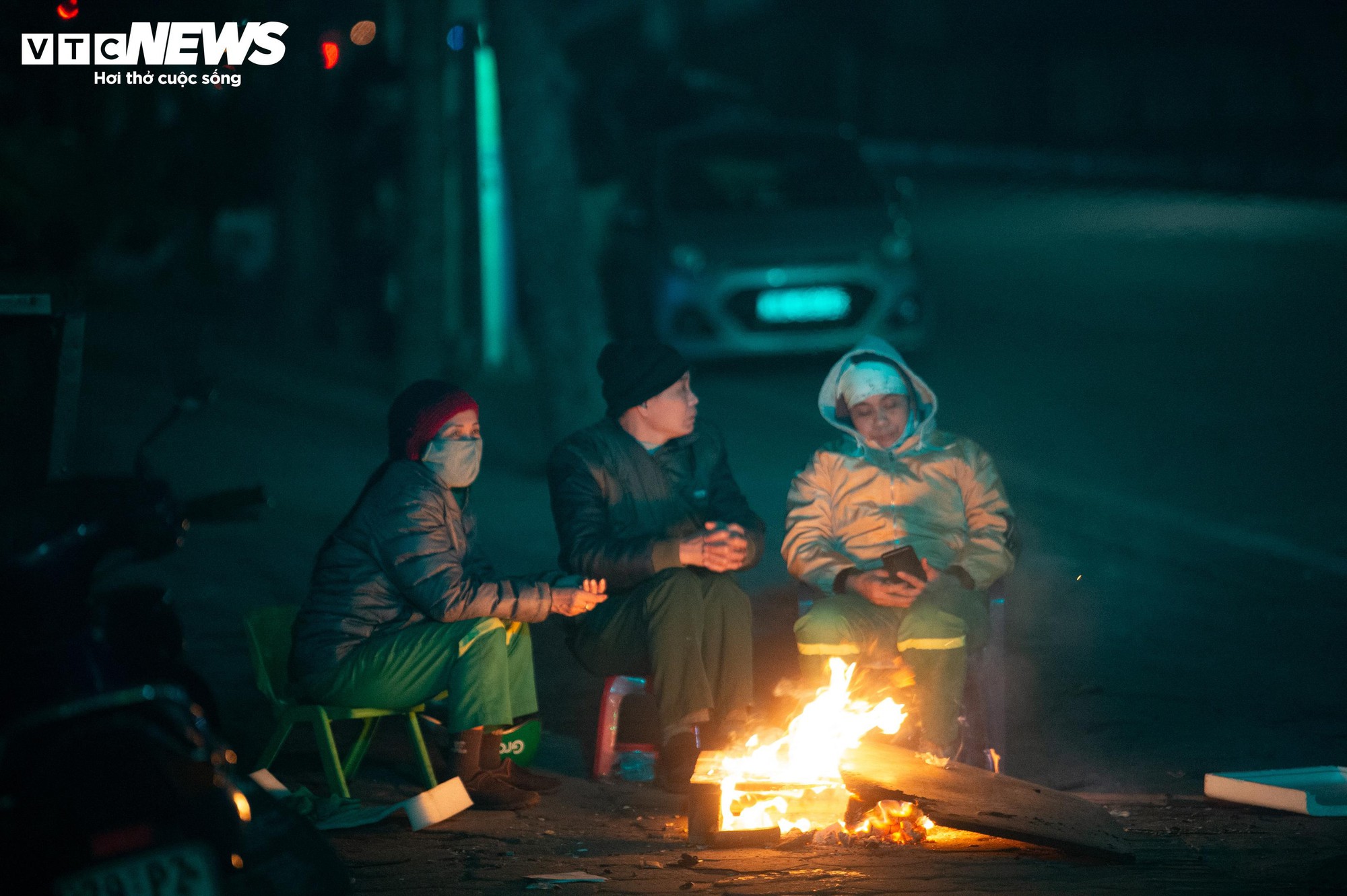 H&agrave; Nội r&eacute;t kỷ lục đầu m&ugrave;a: Người lao động co ro b&ecirc;n bếp lửa suốt đ&ecirc;m - Ảnh 15.