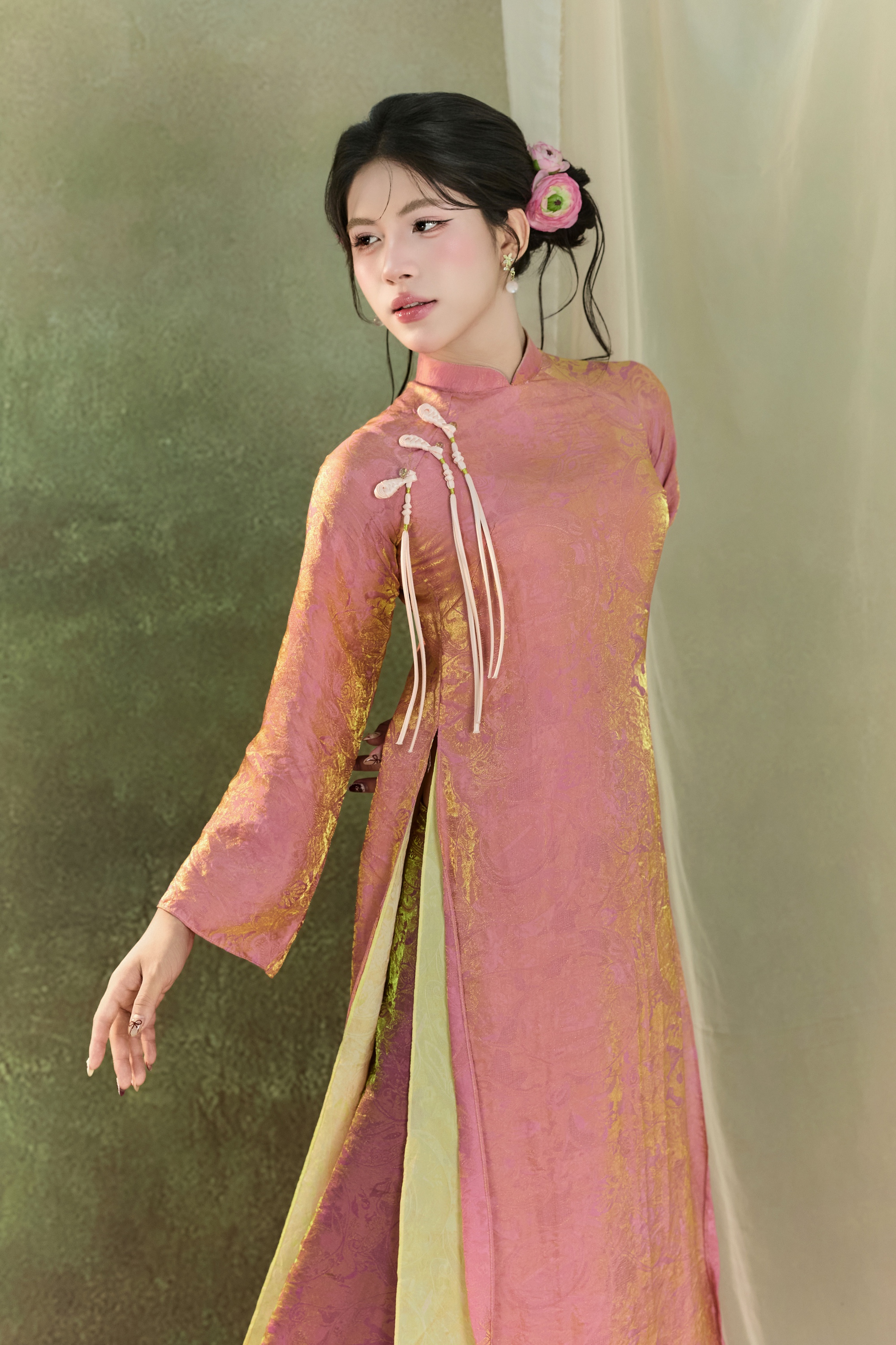 Cho&aacute;ng: 1 &Aacute; vương qu&ecirc; Nghệ An x&aacute;c nhận chuyển giới, kh&oacute;c khi nh&igrave;n v&agrave;o gương sau 3 lần phẫu thuật- Ảnh 3.