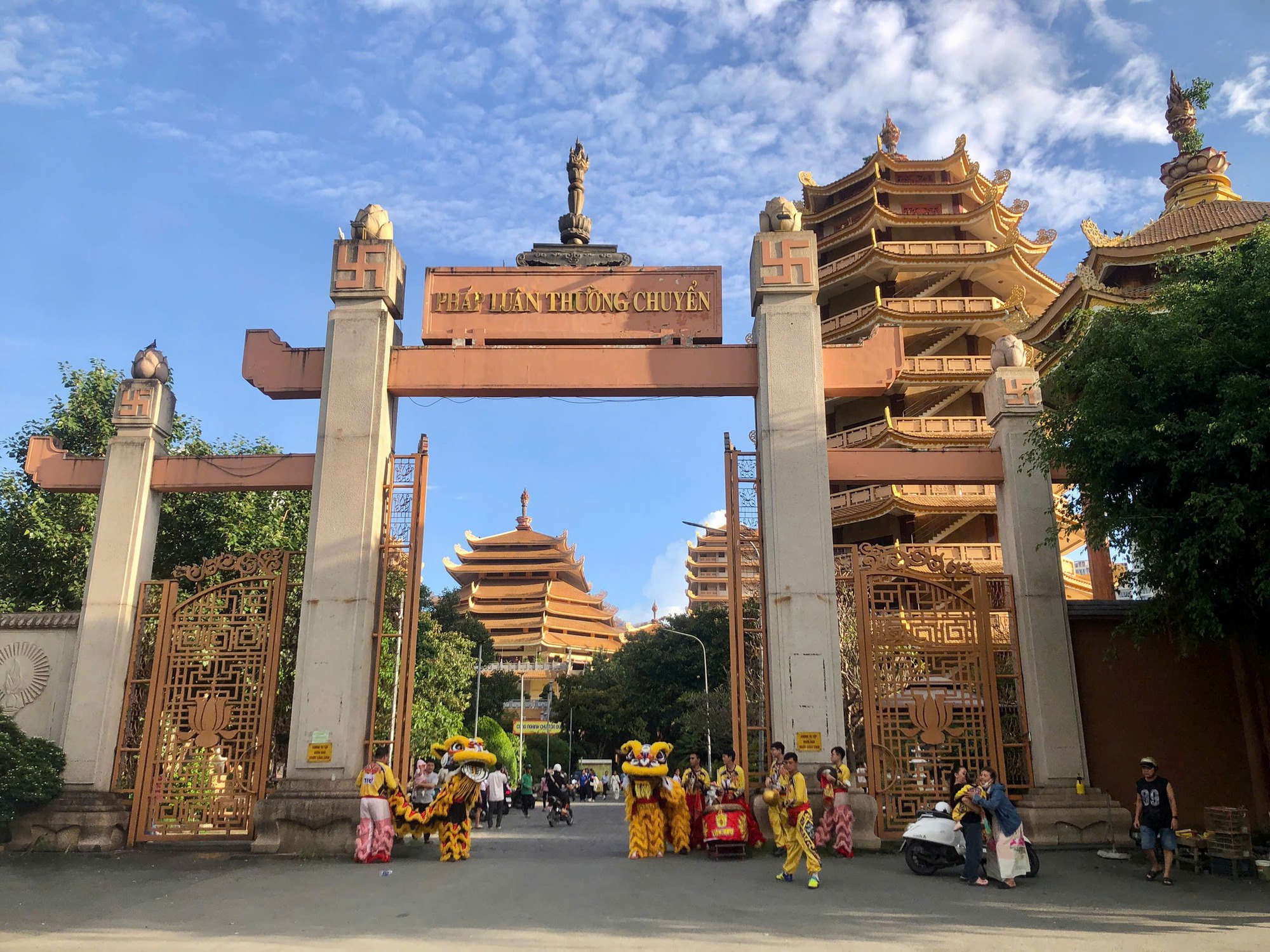 10 địa điểm chụp ảnh Tết miễn phí đang gây bão tại TP.HCM, vừa cổ kính lại đẹp tựa phim trường- Ảnh 9. 10 địa điểm chụp ảnh Tết miễn phí đang gây bão tại TP.HCM, vừa cổ kính lại đẹp tựa phim trường- Ảnh 9.